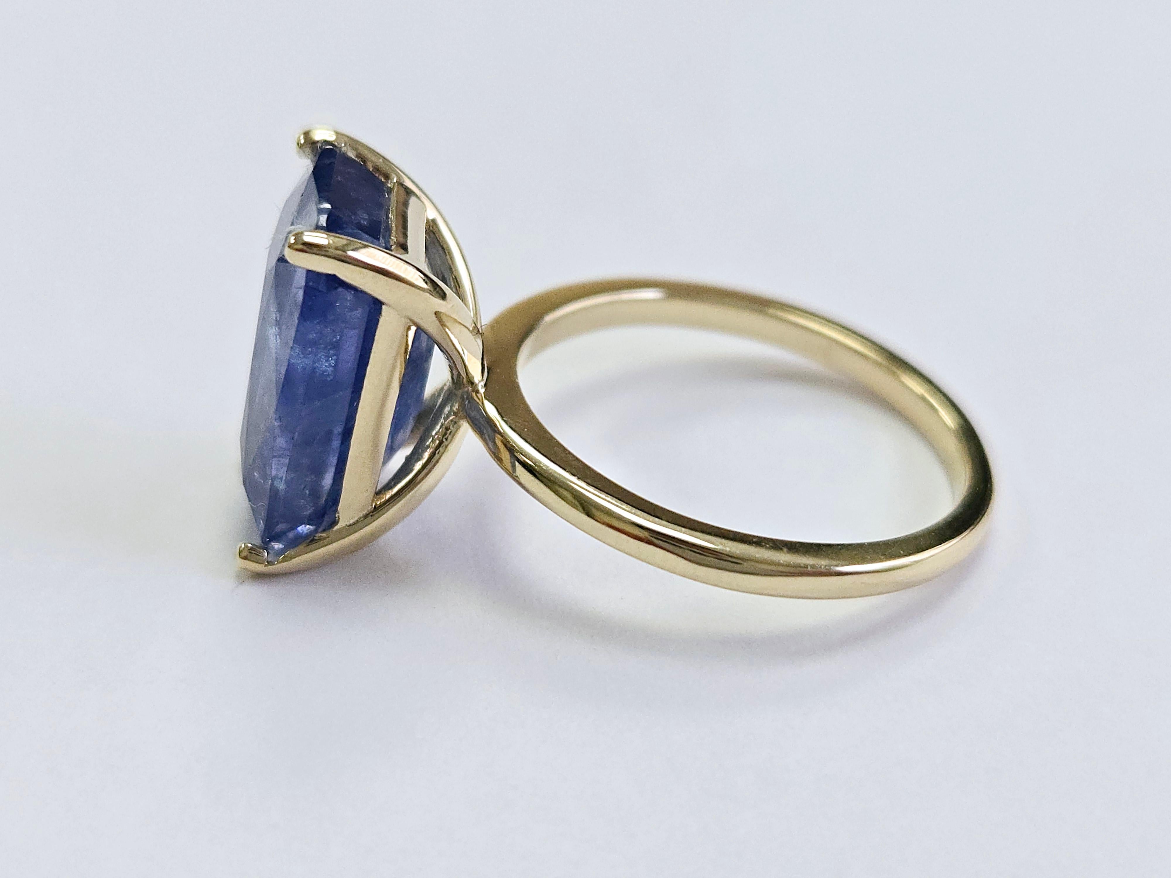 7.70 Carats Emerald Cut Natural Sapphire Ring 14 Karat Yellow Gold For Sale 1