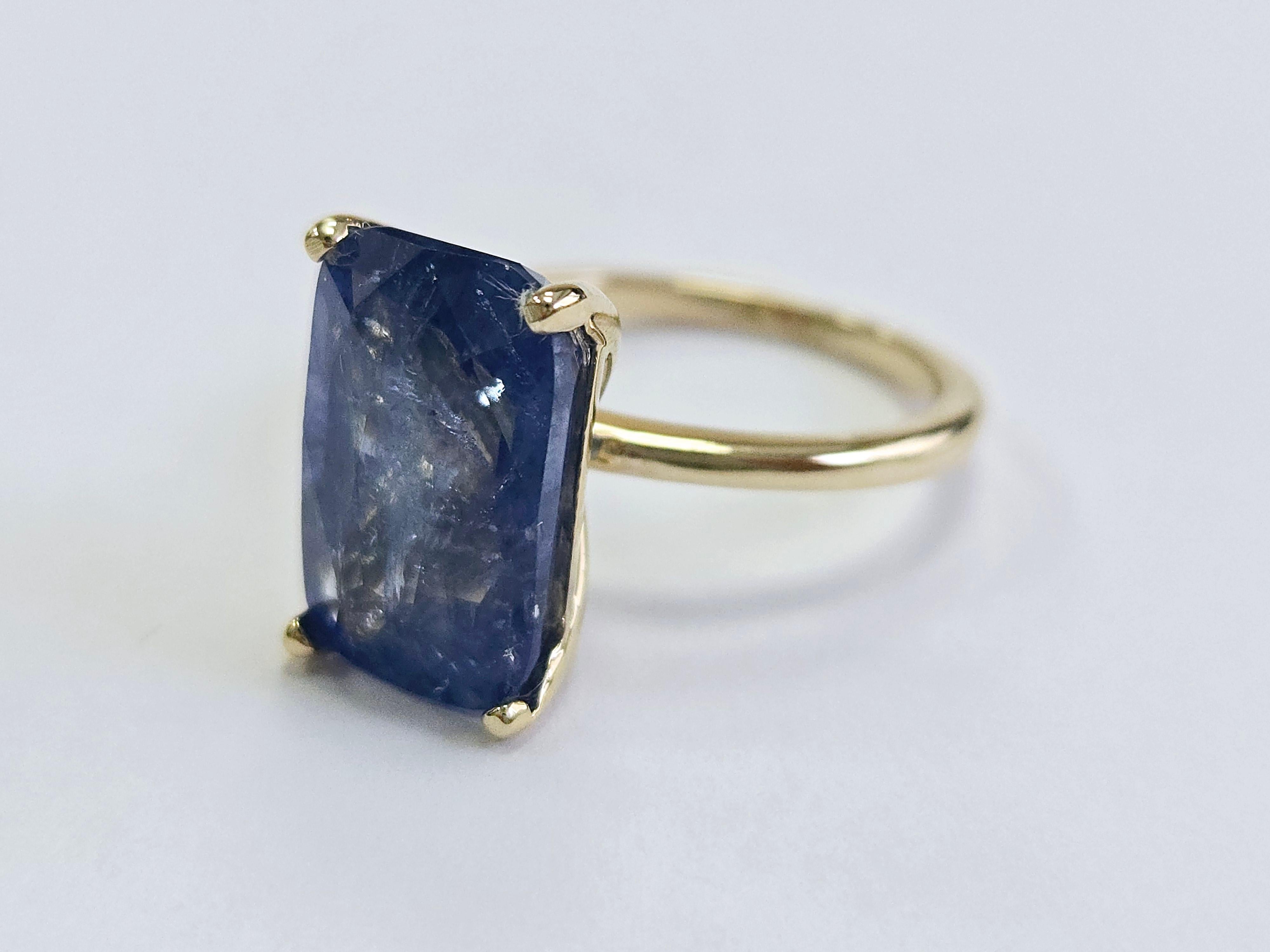 7.70 Carats Emerald Cut Natural Sapphire Ring 14 Karat Yellow Gold For Sale 2
