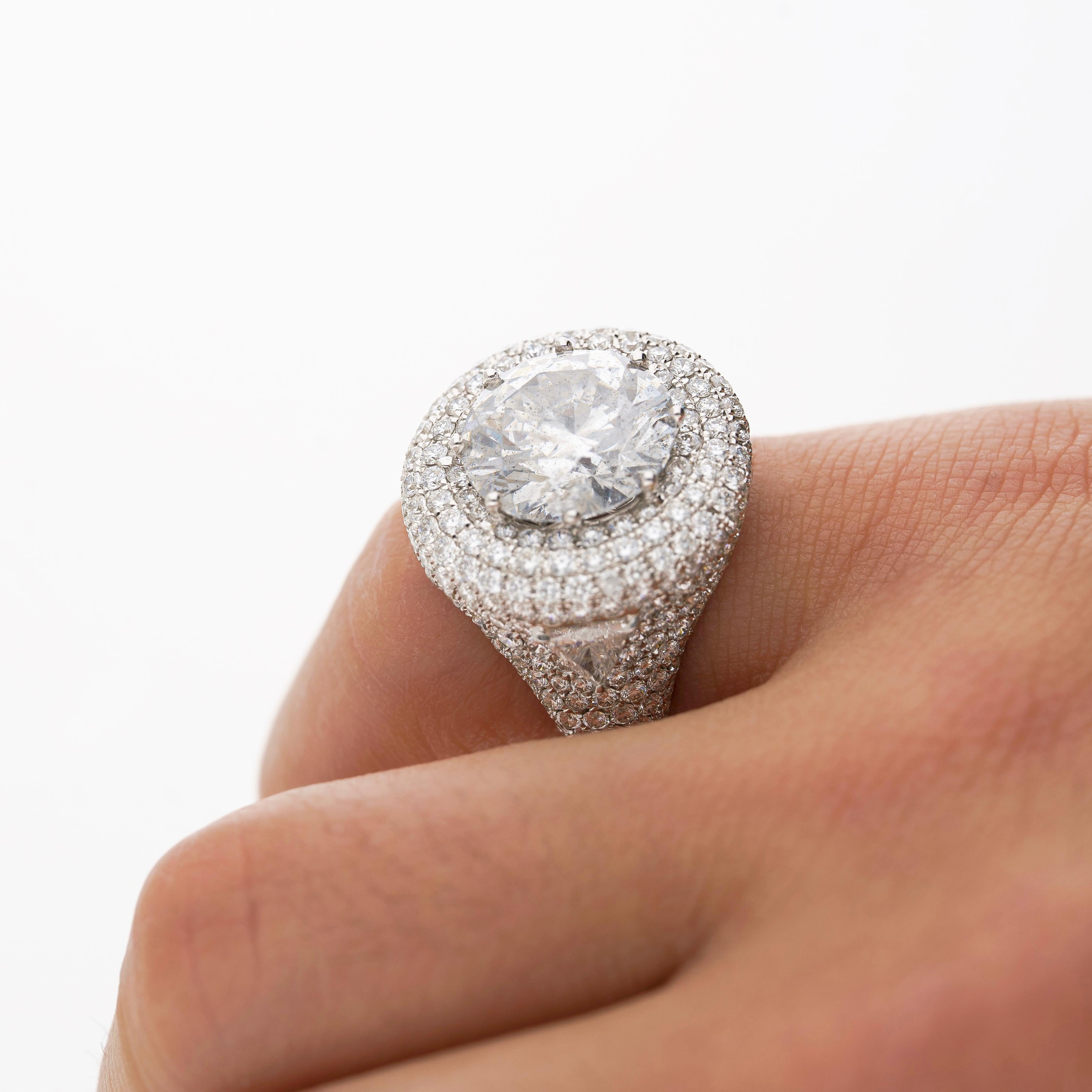 Bague en or blanc 18 carats sertie d'un diamant naturel pavé de taille ronde de 7,71 carats en vente 5