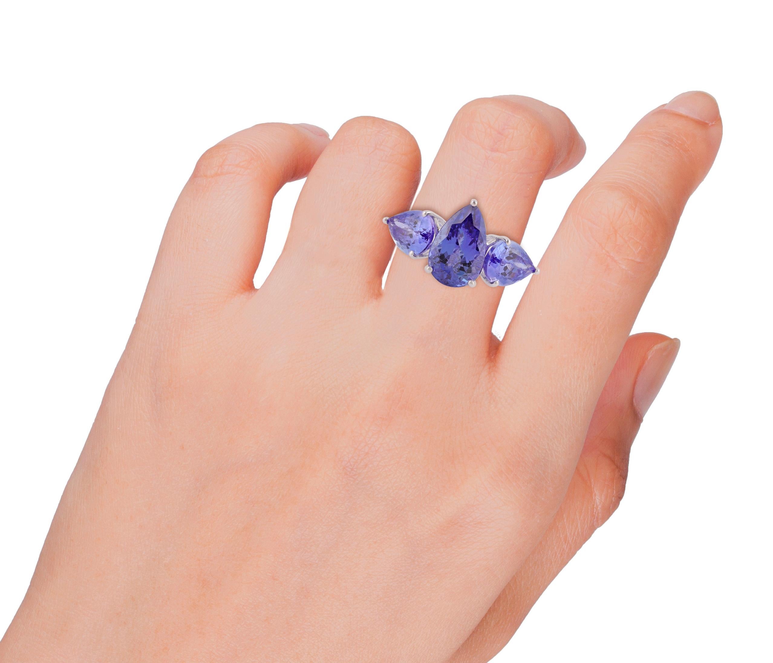  7.71 Carat Tanzanite Mix Shape Three-Stone Ring 18k White Gold In New Condition For Sale In Jaipur, Rajasthan