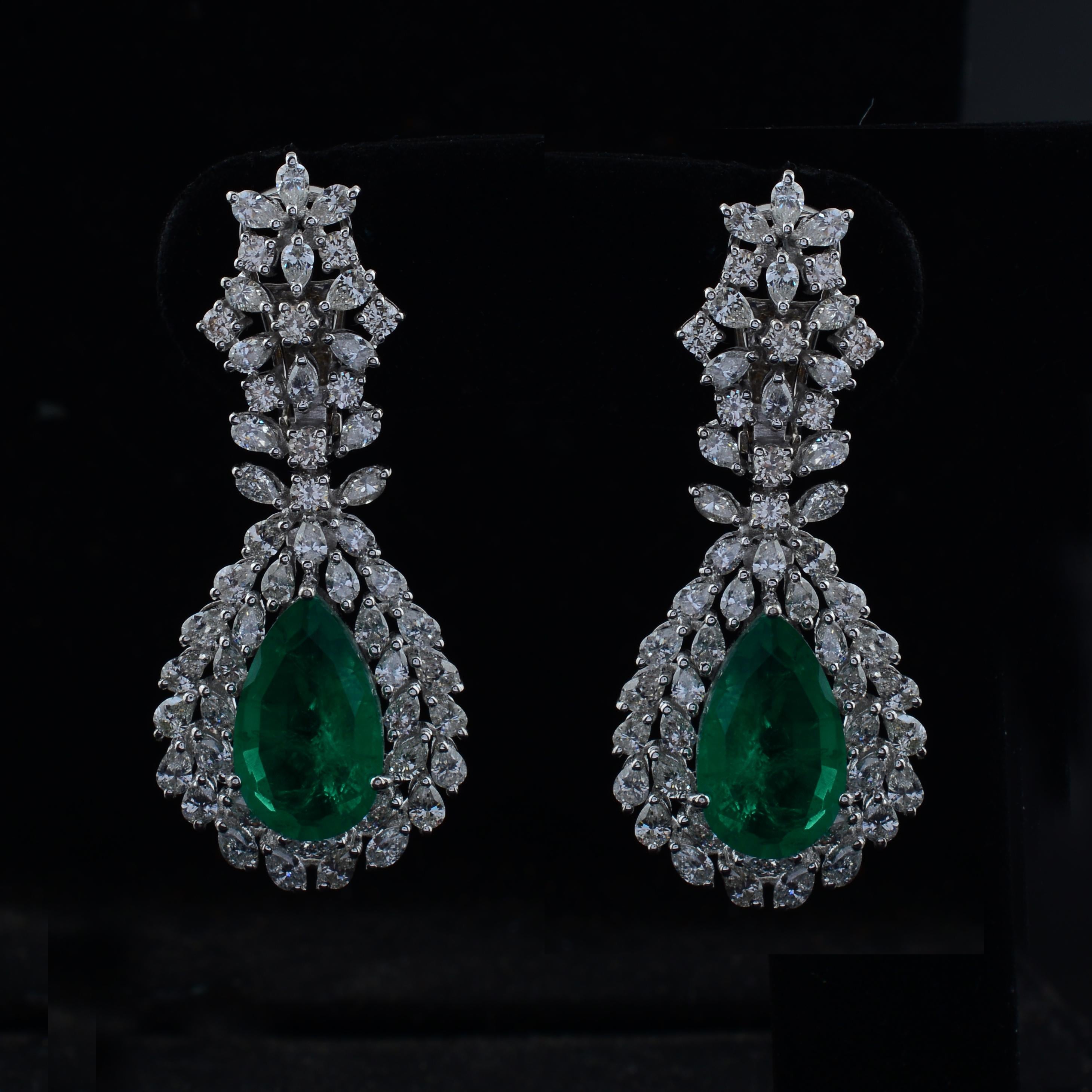 Moderne Pendants d'oreilles en or blanc 18 carats avec pierre vert poire de 7,72 carats et diamants de 5,1 carats en vente
