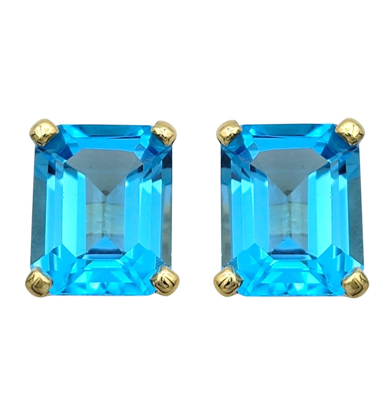 Diese atemberaubenden Ohrstecker sind mit zwei leuchtenden blauen Topasen besetzt, die jeweils in einer eleganten Smaragdform geschliffen sind, um ihre Brillanz und Klarheit zu unterstreichen. Die klaren, stufenförmig geschliffenen Facetten heben