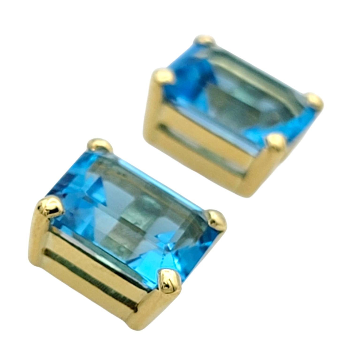 7,72 Karat Blauer Topas im Smaragdschliff Ohrstecker aus 18 Karat Gelbgold (Zeitgenössisch) im Angebot