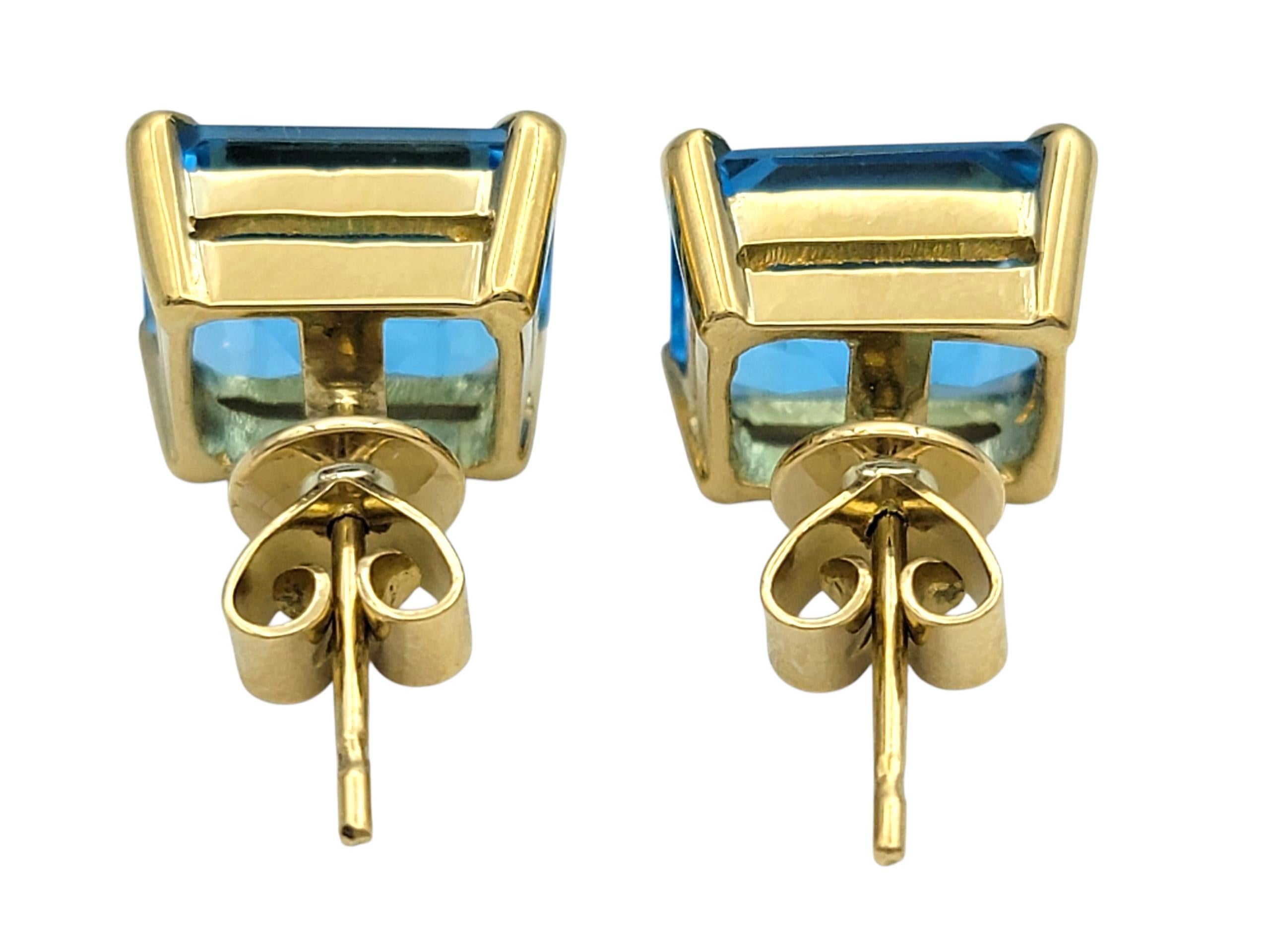 7,72 Karat Blauer Topas im Smaragdschliff Ohrstecker aus 18 Karat Gelbgold Damen im Angebot