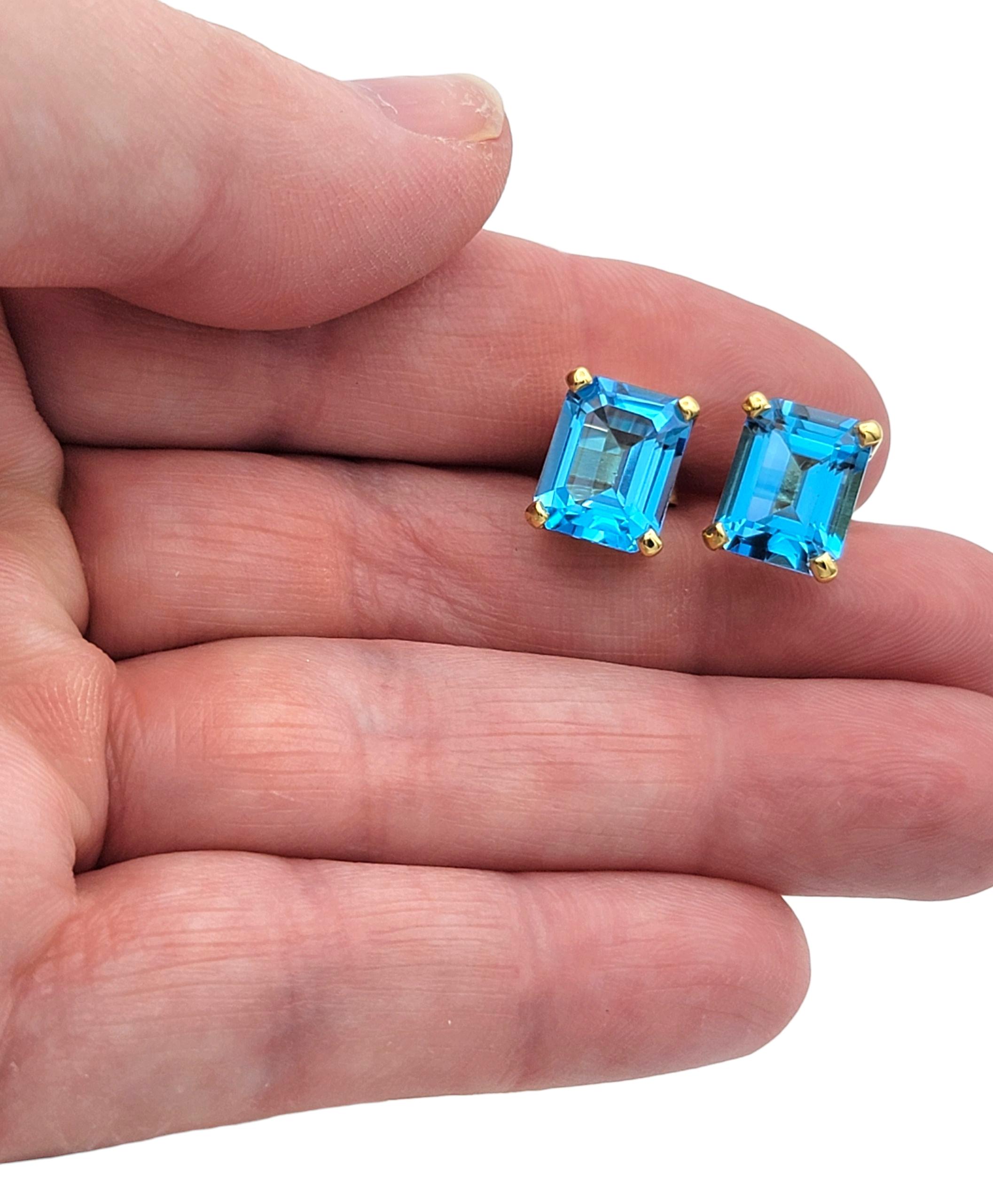 7,72 Karat Blauer Topas im Smaragdschliff Ohrstecker aus 18 Karat Gelbgold im Angebot 1