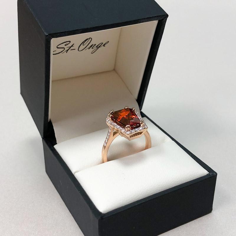 7.72 Carat Fiery Orange Spessartite Garnet Diamond Halo Ring in 18 Karat Gold In New Condition For Sale In Montreal, Quebec