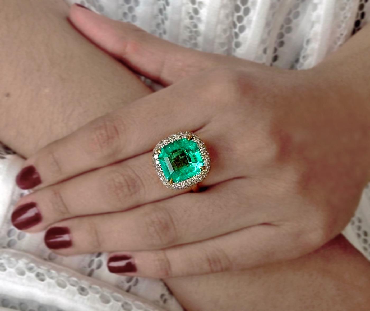 Contemporary 7.73 Carat Certified Fine Natural Colombian Emerald and Diamond 18K Ring For Sale