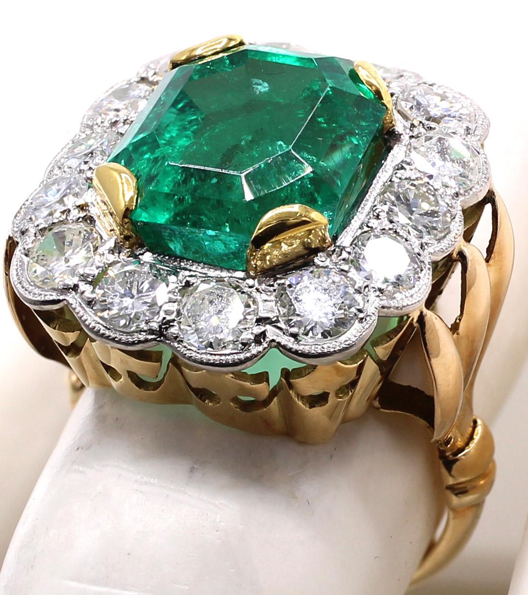 Women's or Men's 7.73 ct Colombian Emerald Diamond Vintage Ring For Sale