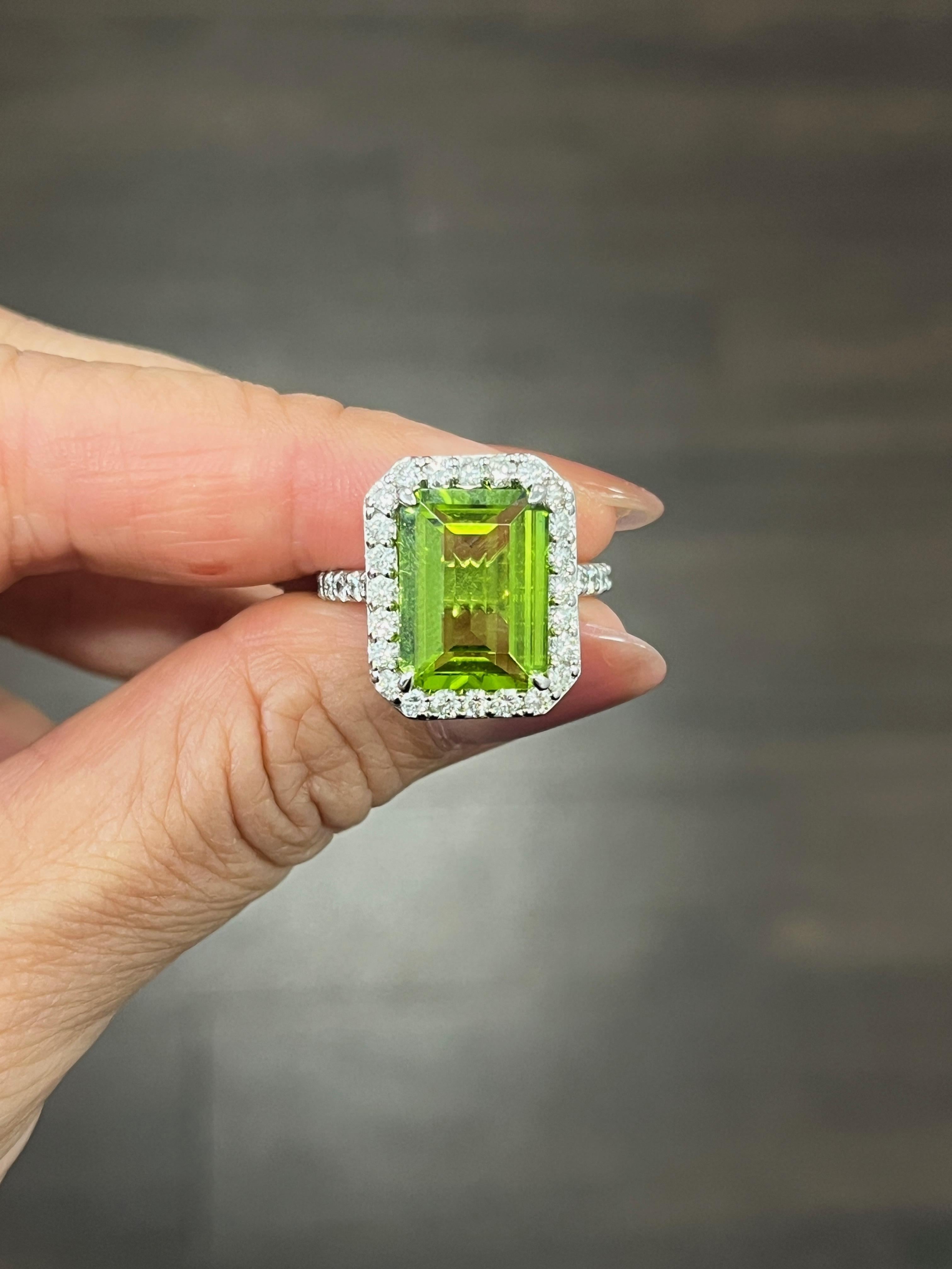 Women's or Men's 7.73 ct Natural Peridot & Diamond Ring  For Sale