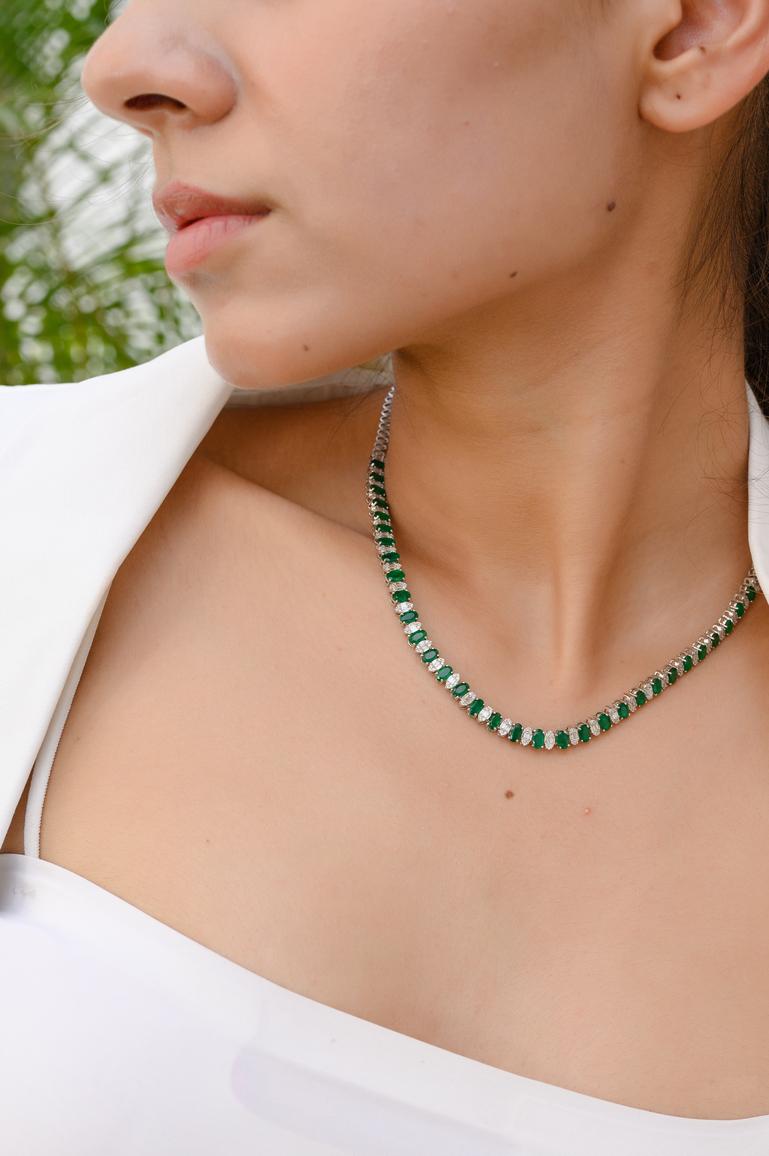 Genuine 7,73 Karat Smaragd-Diamant-Tennis-Halskette aus 18k Weißgold, Grandma Gift (Ovalschliff) im Angebot