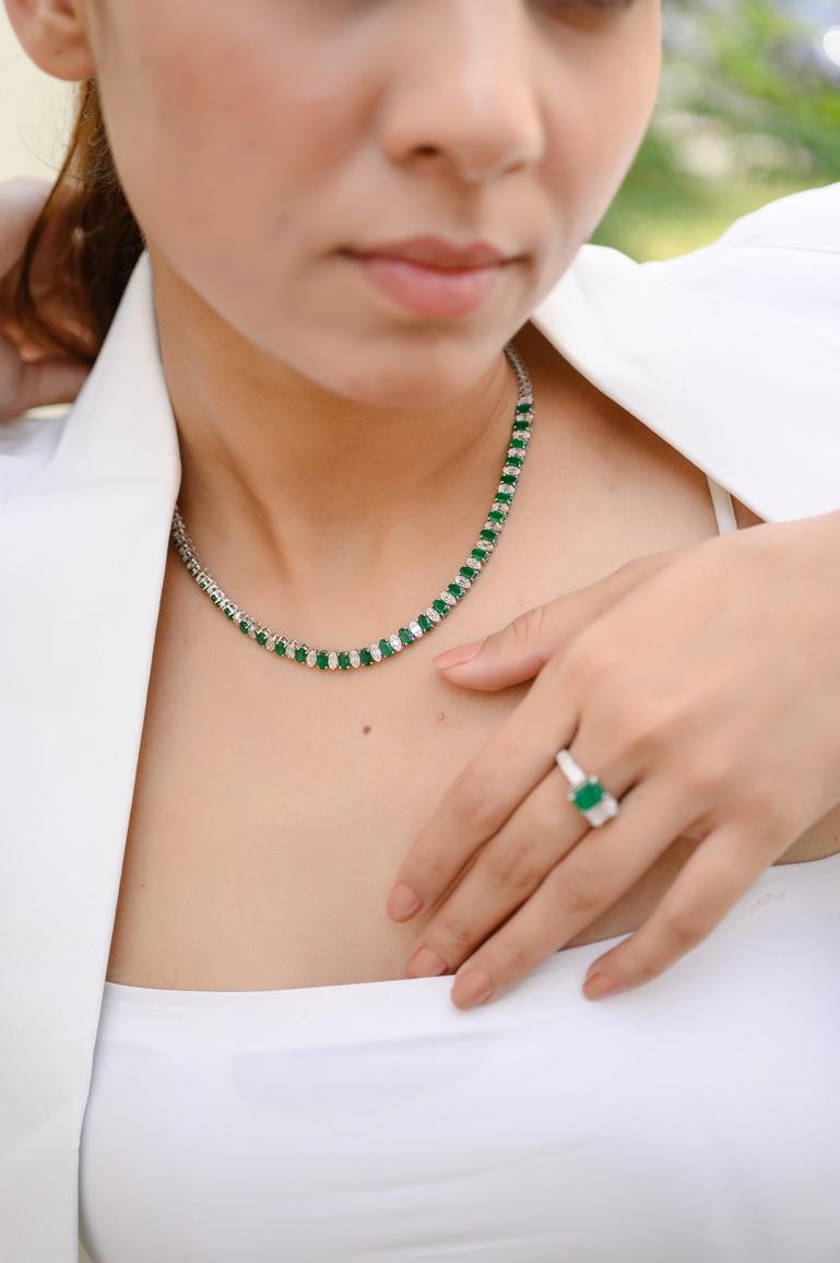 Genuine 7,73 Karat Smaragd-Diamant-Tennis-Halskette aus 18k Weißgold, Grandma Gift Damen im Angebot