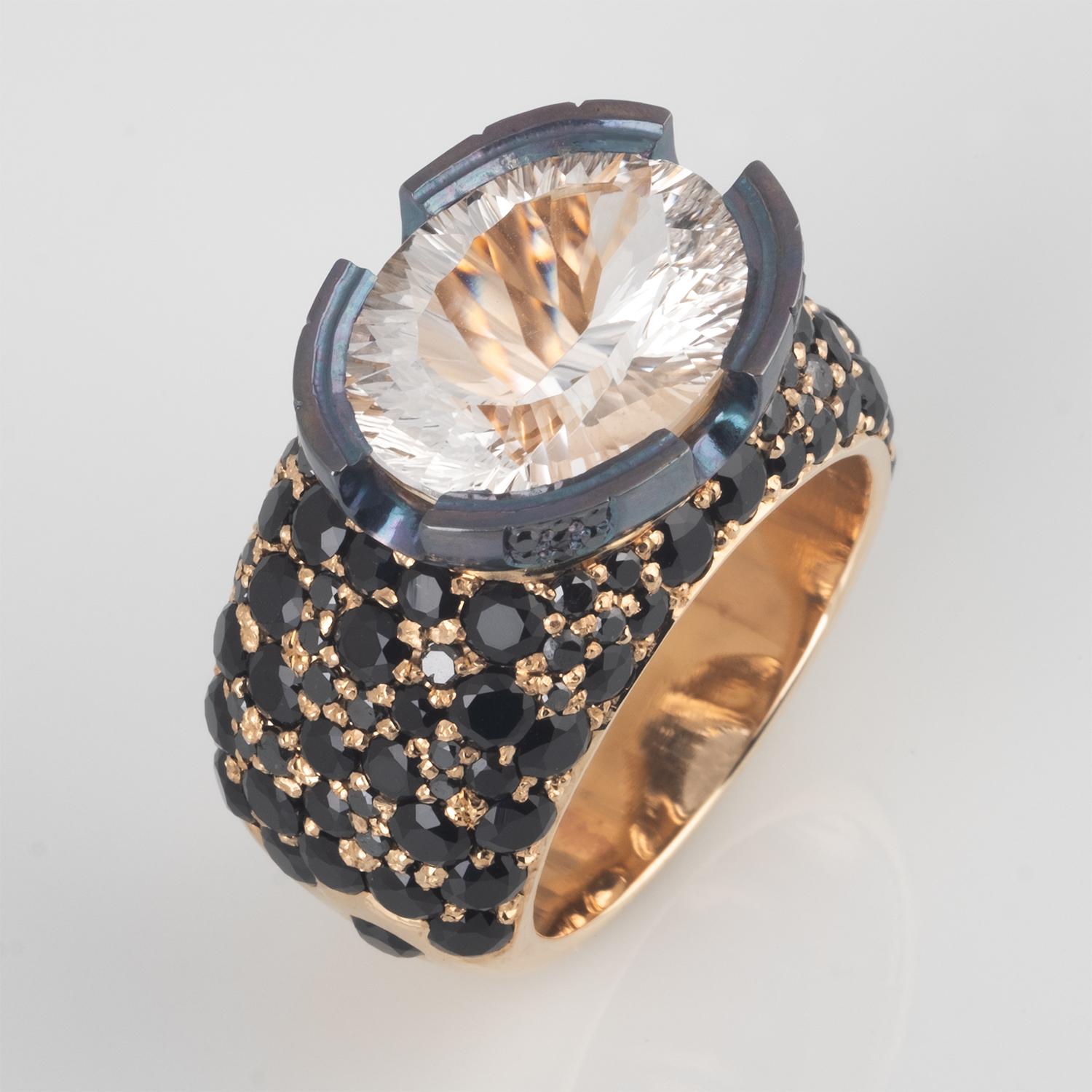 Taille ovale Bague pour homme en or et argent avec quartz blanc ovale de 7,74 carats, diamant noir et spinelle en vente