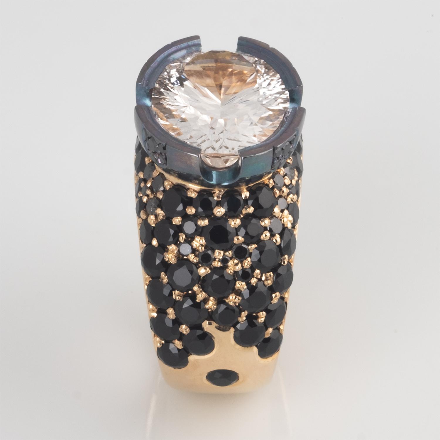 Bague pour homme en or et argent avec quartz blanc ovale de 7,74 carats, diamant noir et spinelle Neuf - En vente à Niagara On The Lake, ON
