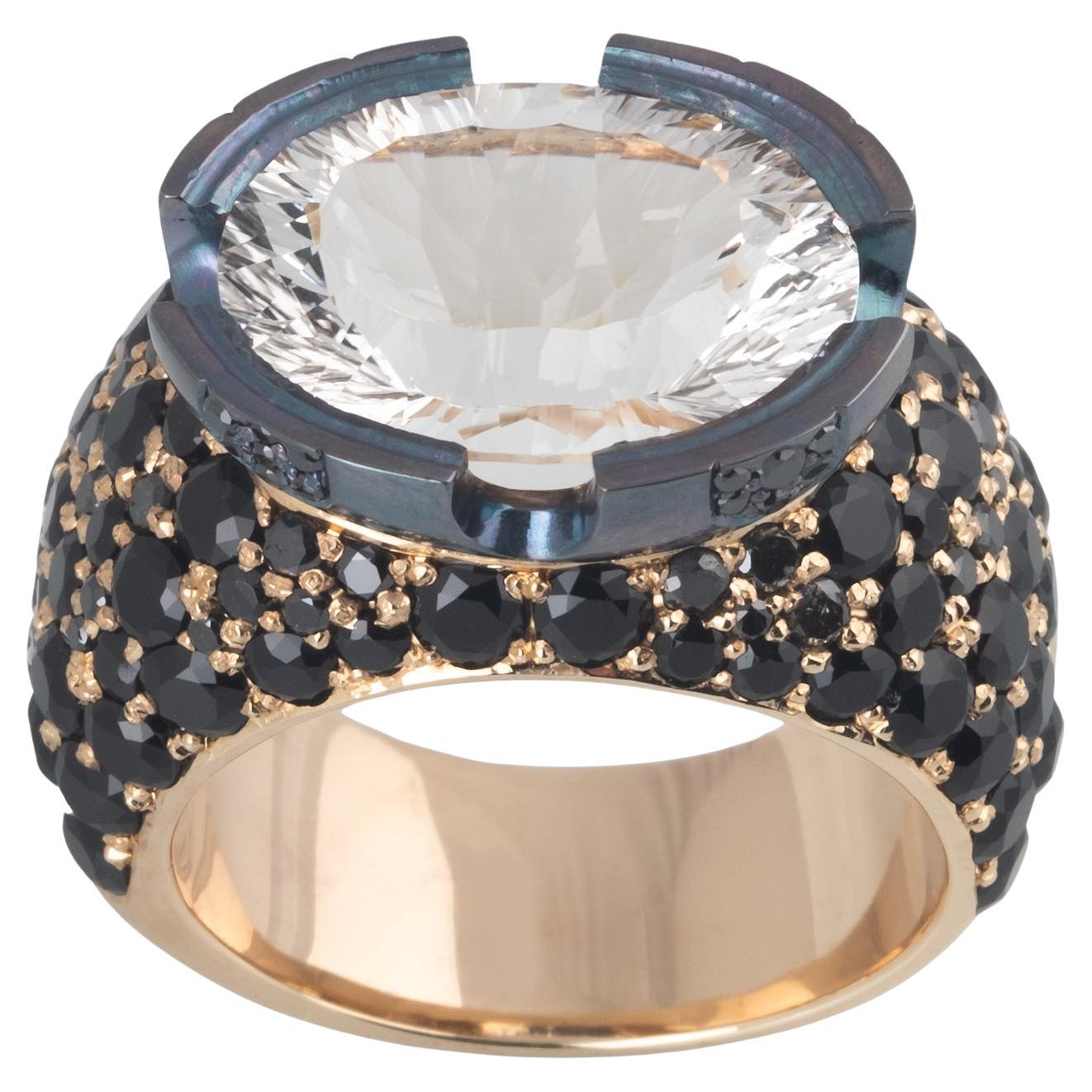 Bague pour homme en or et argent avec quartz blanc ovale de 7,74 carats, diamant noir et spinelle en vente