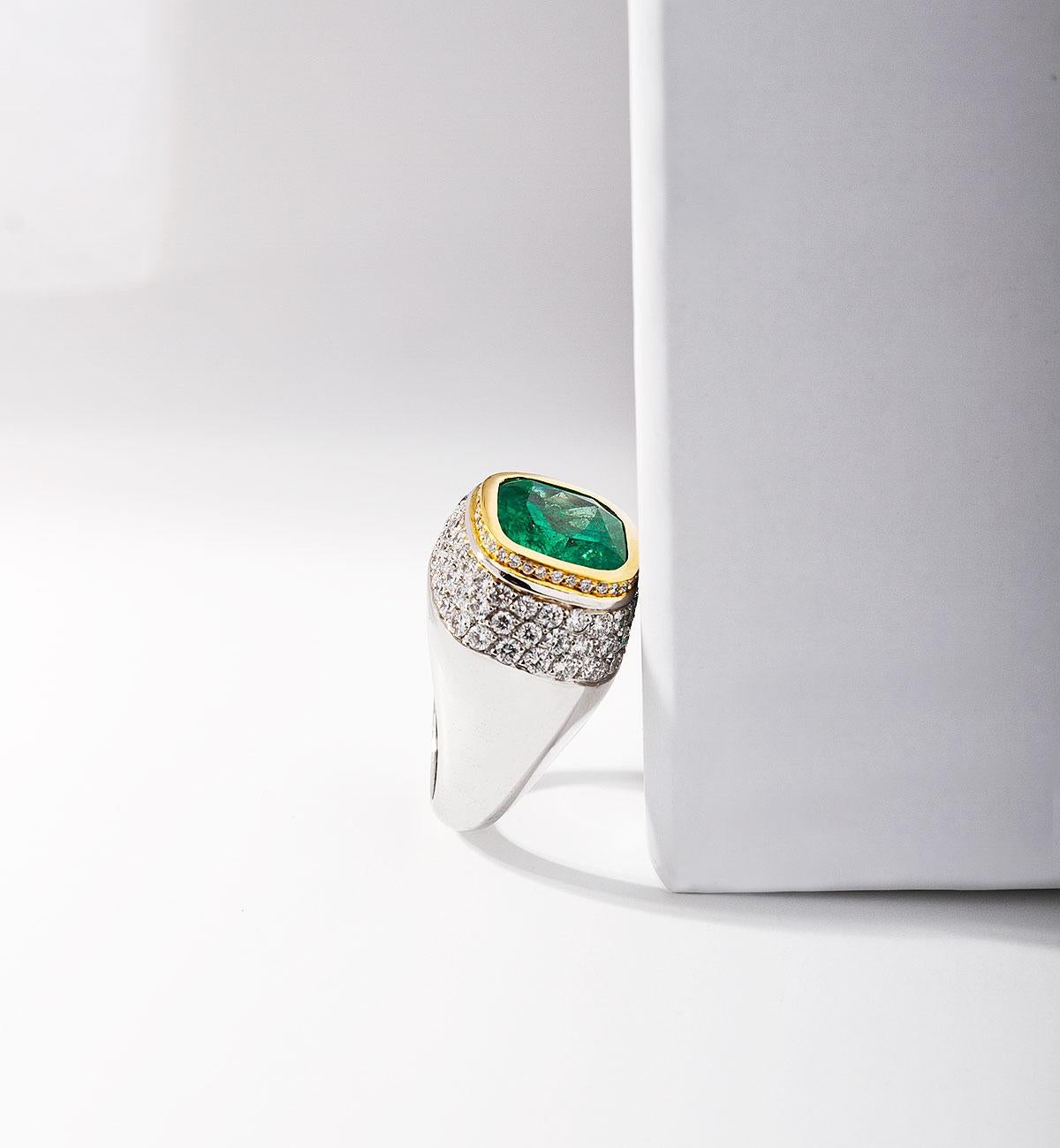 Women's or Men's 7.85 Carat Colombian Emerald Solitaire Art Deco Style Ring for Men 