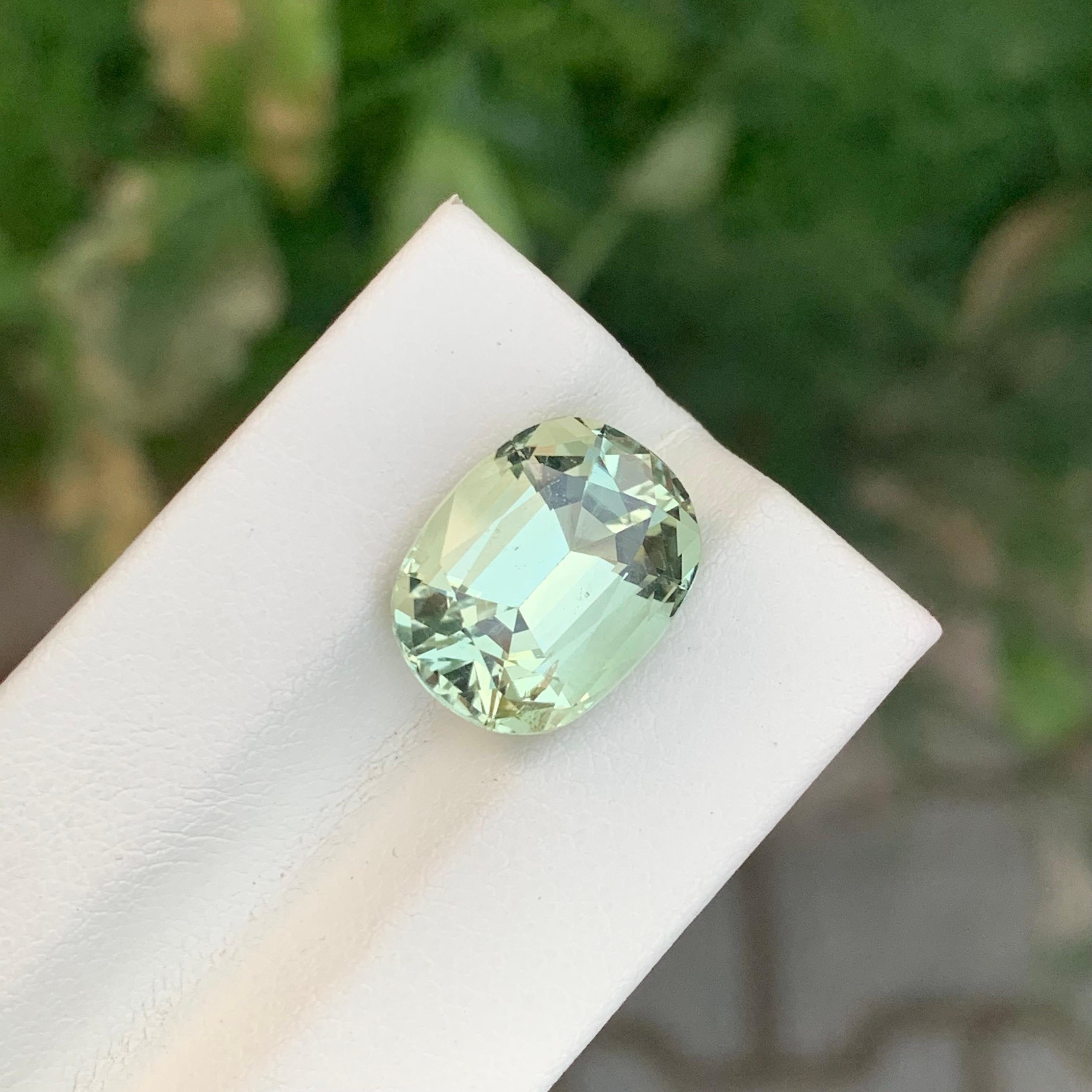 Arts and Crafts 7.75 Carat Pretty Loose Heliodor Yellow Beryl Gemstone For Sale