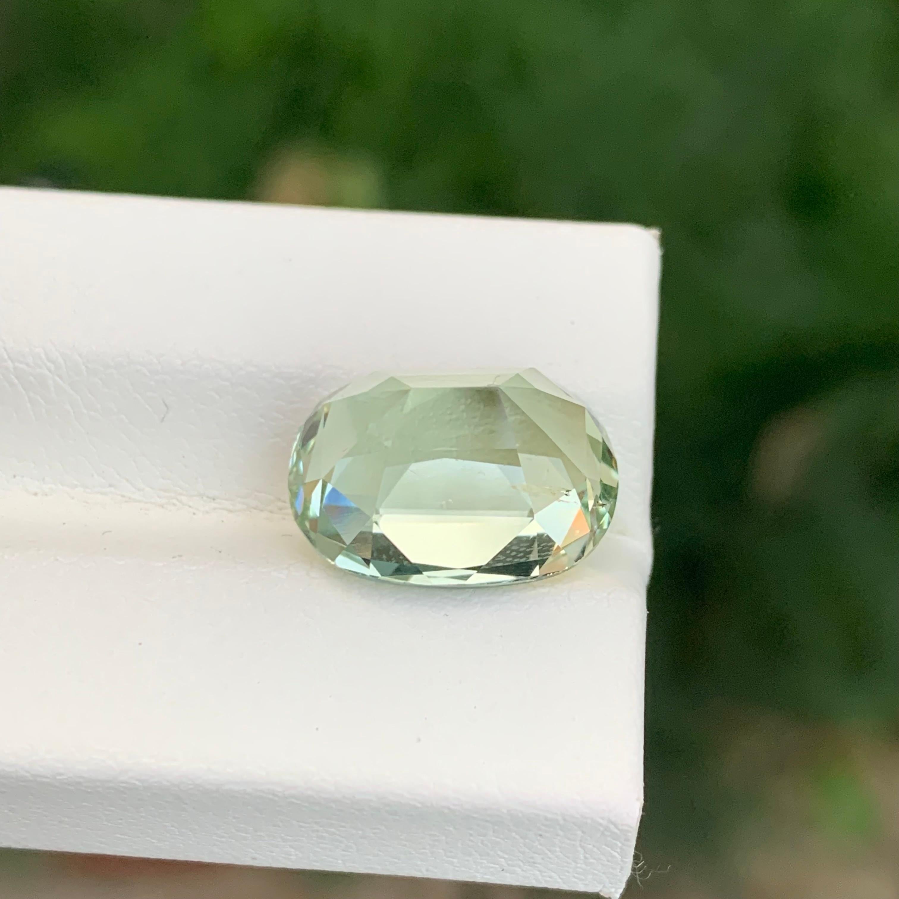 Women's or Men's 7.75 Carat Pretty Loose Heliodor Yellow Beryl Gemstone For Sale
