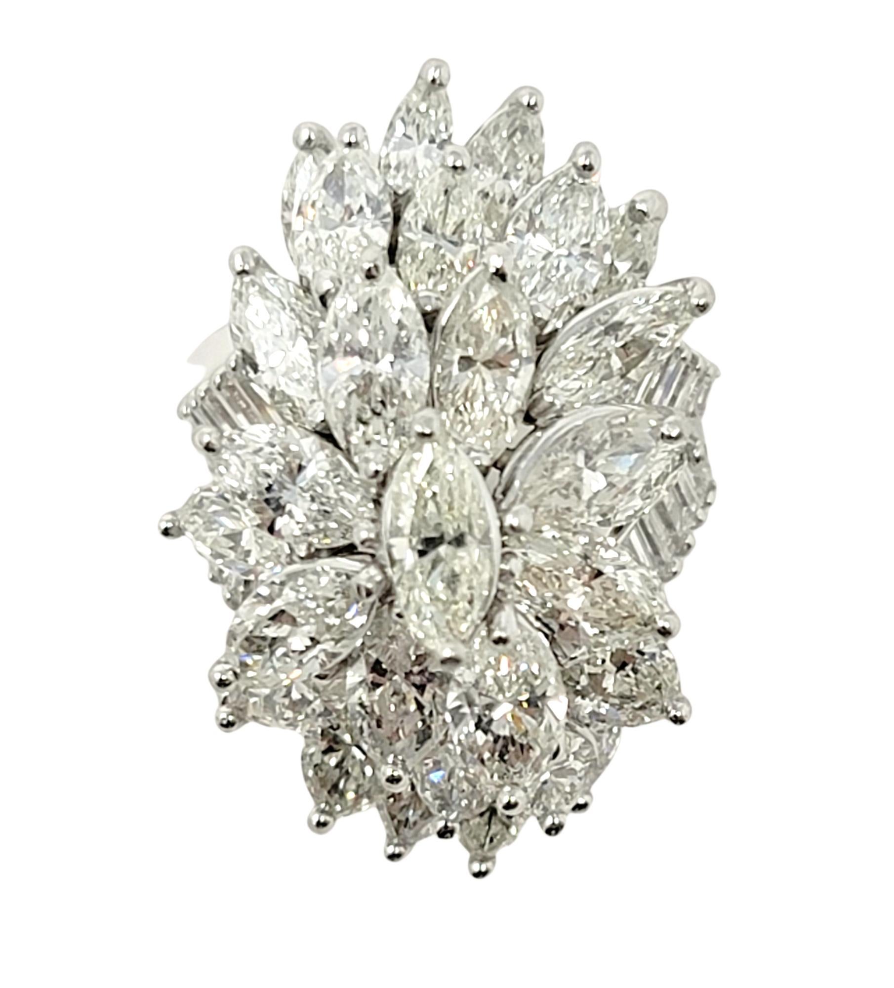 7,75 Karat Marquis- und Baguette-Diamant-Cluster-Cocktailring aus 18 Karat Gold im Zustand „Gut“ in Scottsdale, AZ