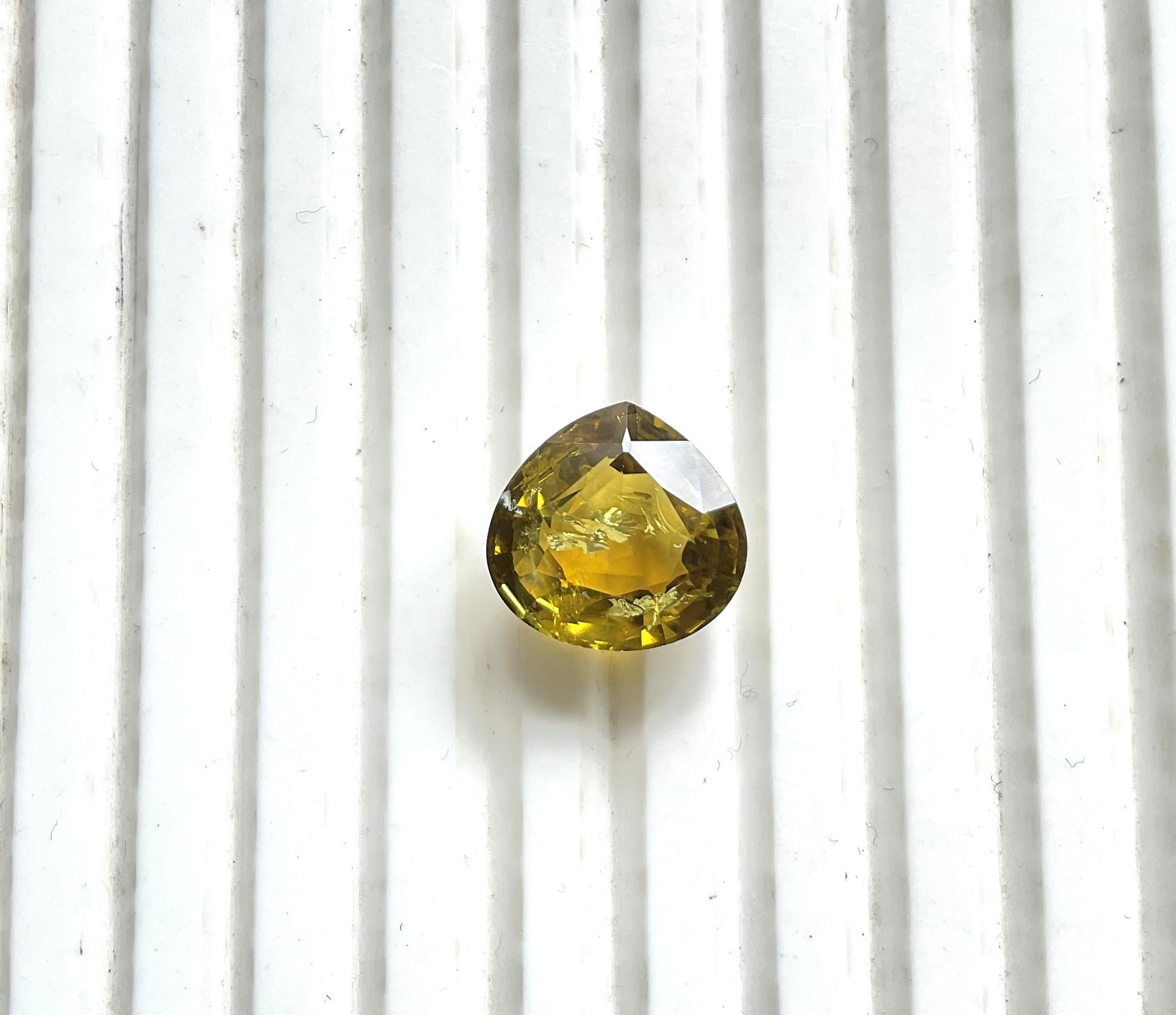 7.75 Carats YOlive Tourmaline Heart Faceted Cut stone Top Quality Natural gem

Pierre précieuse - Tourmaline
Poids - 7,75 carats
Forme - cœur
Taille -  13x12.5x7 MM
Pièces - 1