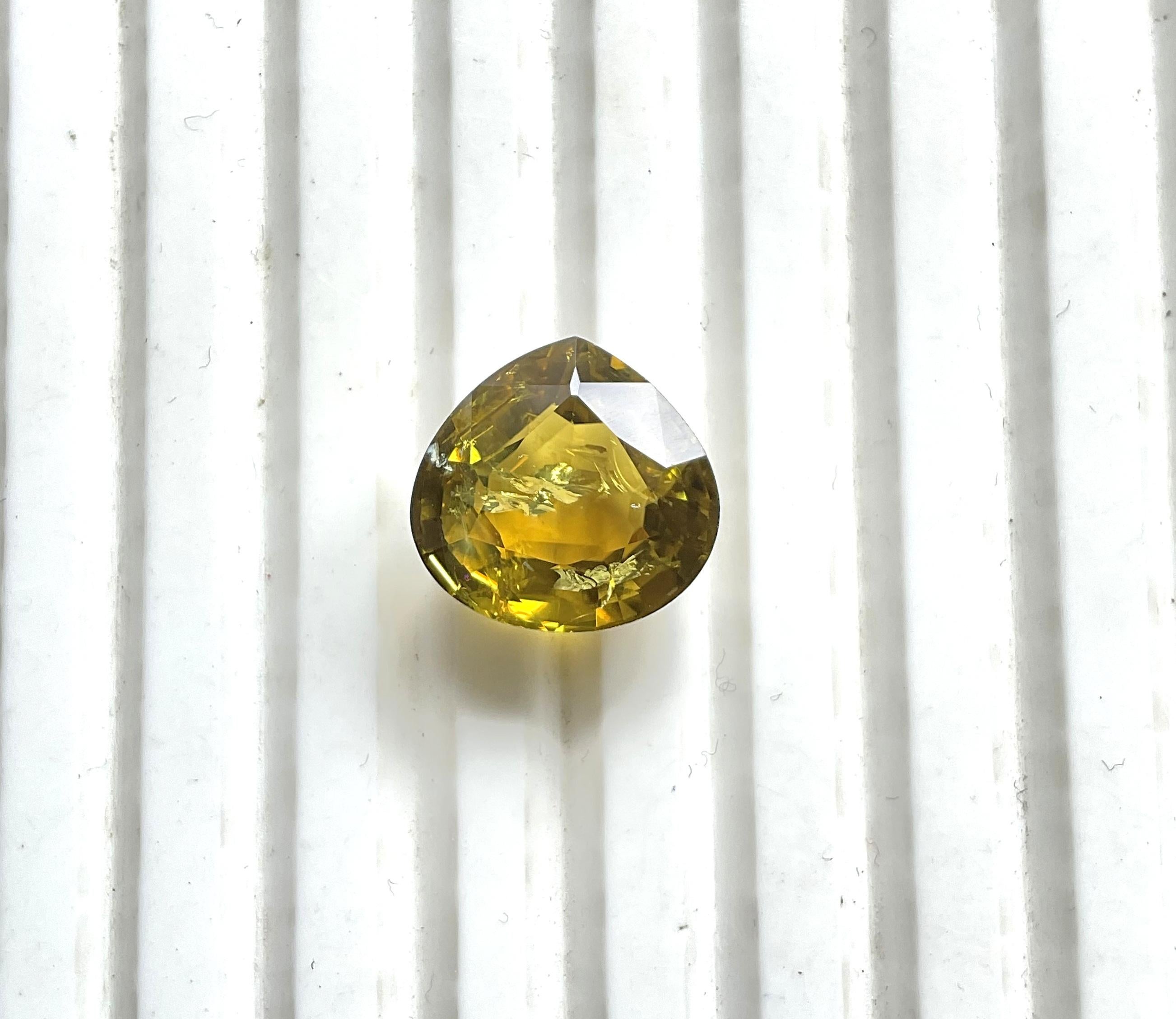 Art déco 7.75 Carats YOlive Tourmaline Heart Faceted Cut stone Top Quality Natural gem en vente
