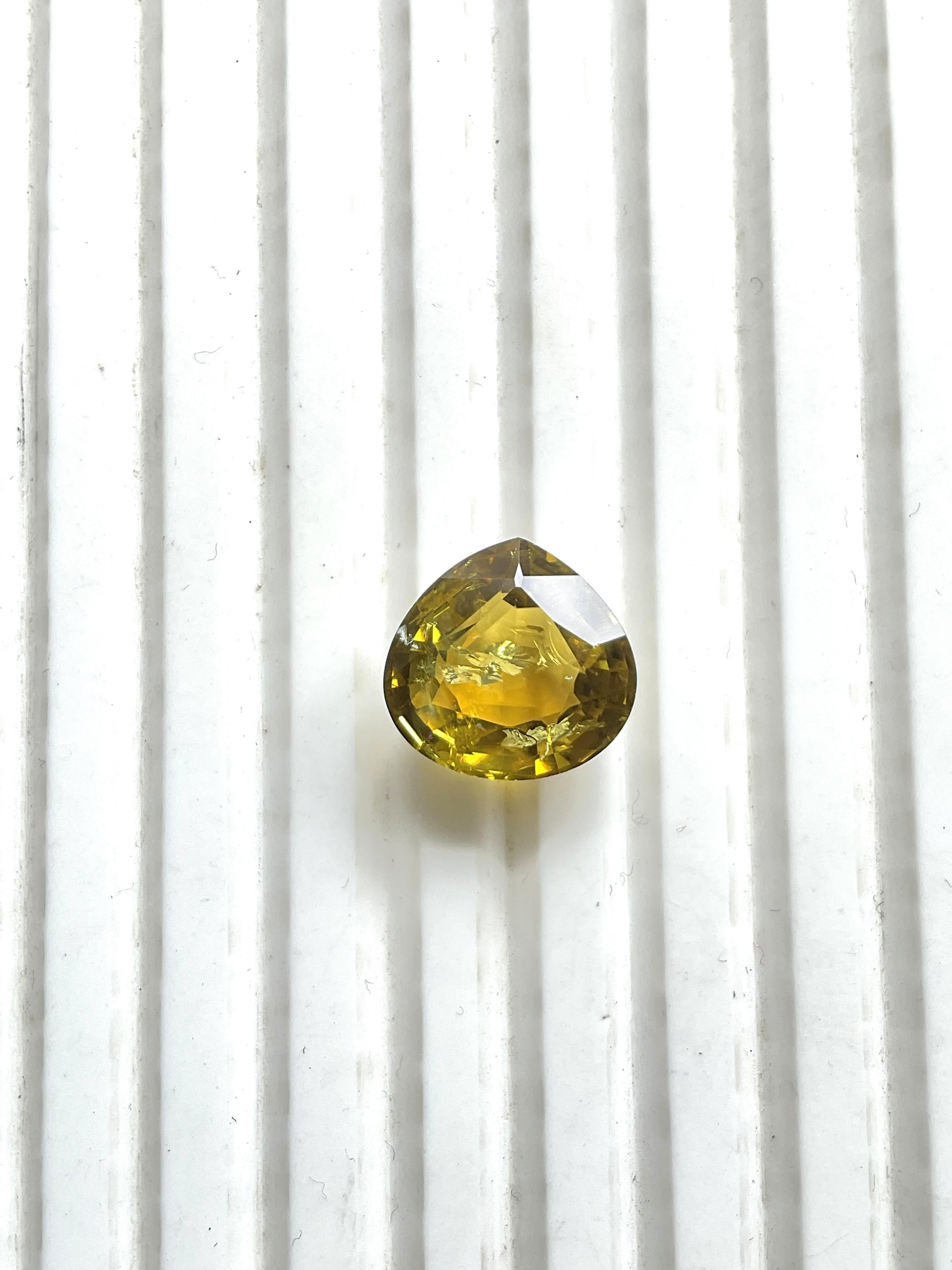 Taille cœur 7.75 Carats YOlive Tourmaline Heart Faceted Cut stone Top Quality Natural gem en vente