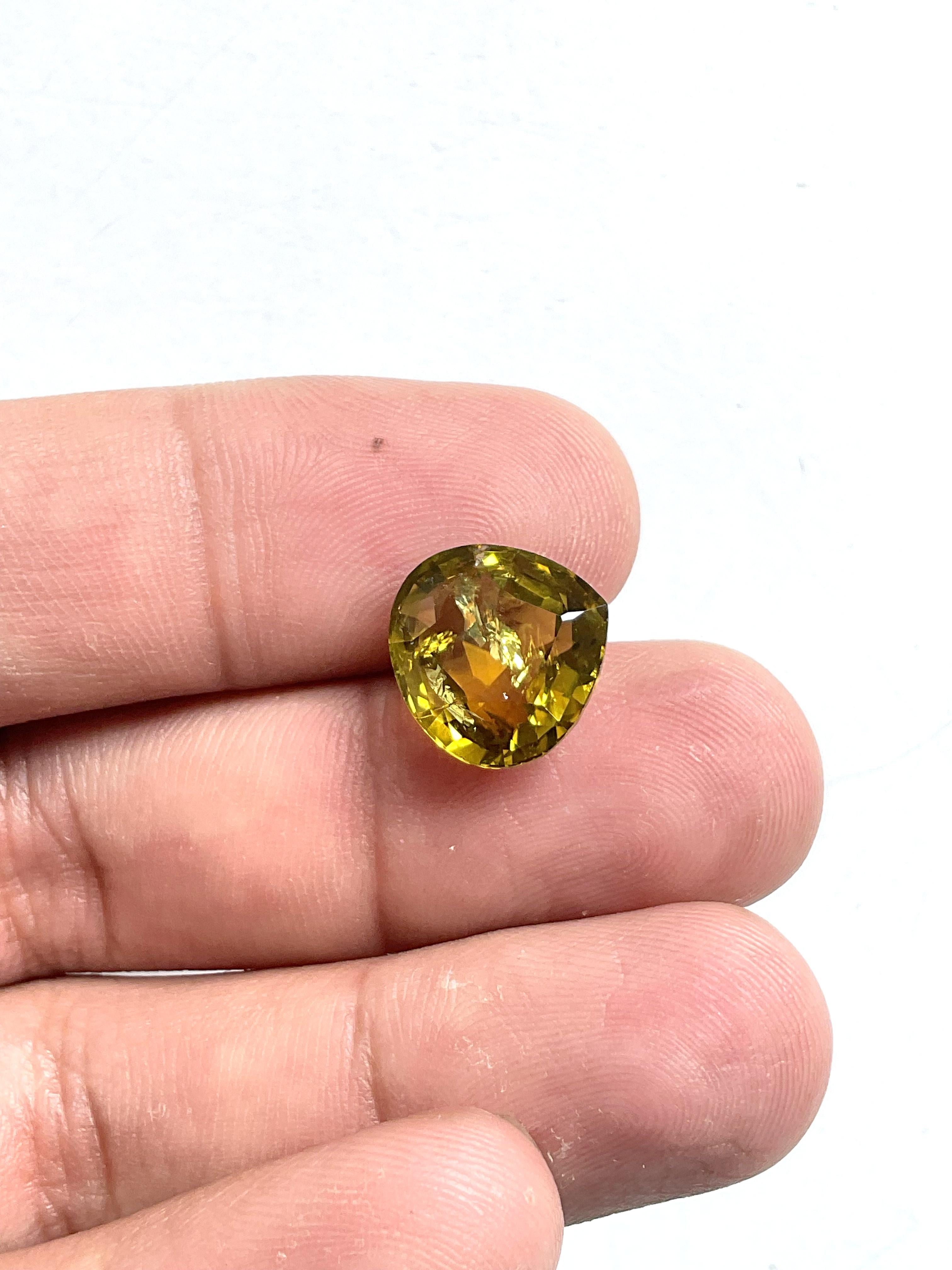 7.75 Carats YOlive Tourmaline Heart Faceted Cut stone Top Quality Natural gem en vente 1