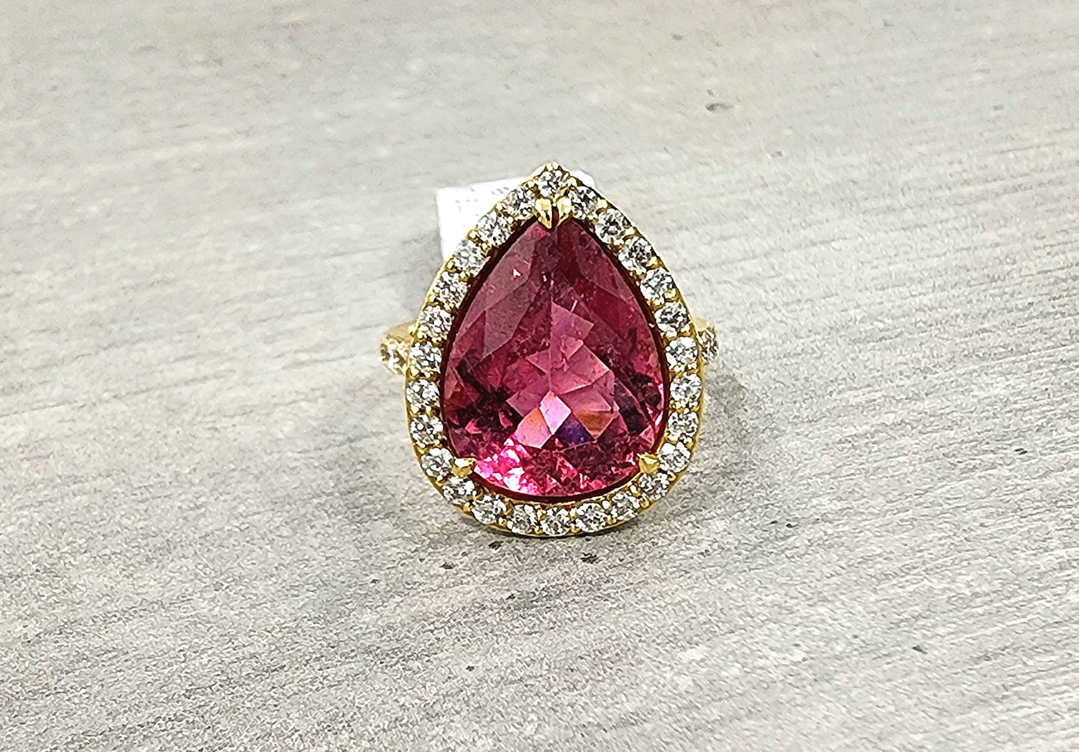 Anello con rubellite naturale e diamanti da 7,75 carati