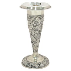 7,75 in - Sterlingsilber Jenkins & Jenkins & Jenkins Antike florale Repousse-Vase mit Blumenmuster