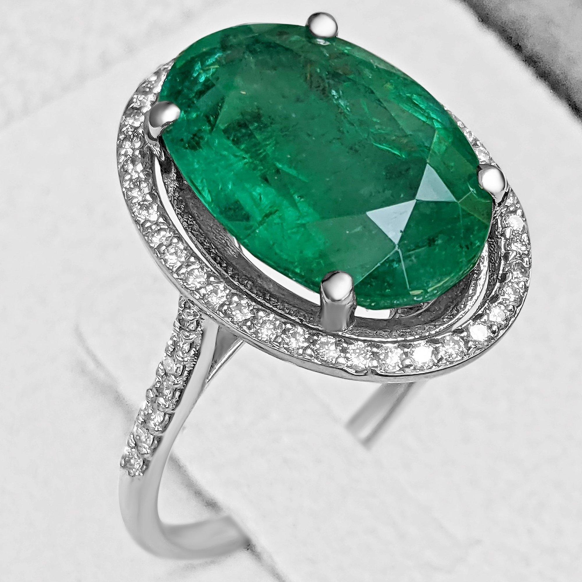 18 kt. White gold - Ring
Size: 56 
Total weight: 6.87 g
Ring can be sized free of charge prior to shipping out.

Center Stone:
___________
Natural Emerald
Cut: Oval Mixed Cut
Carat: 7.76 ct 
Color: Green
Indications of moderate clarity enhancement