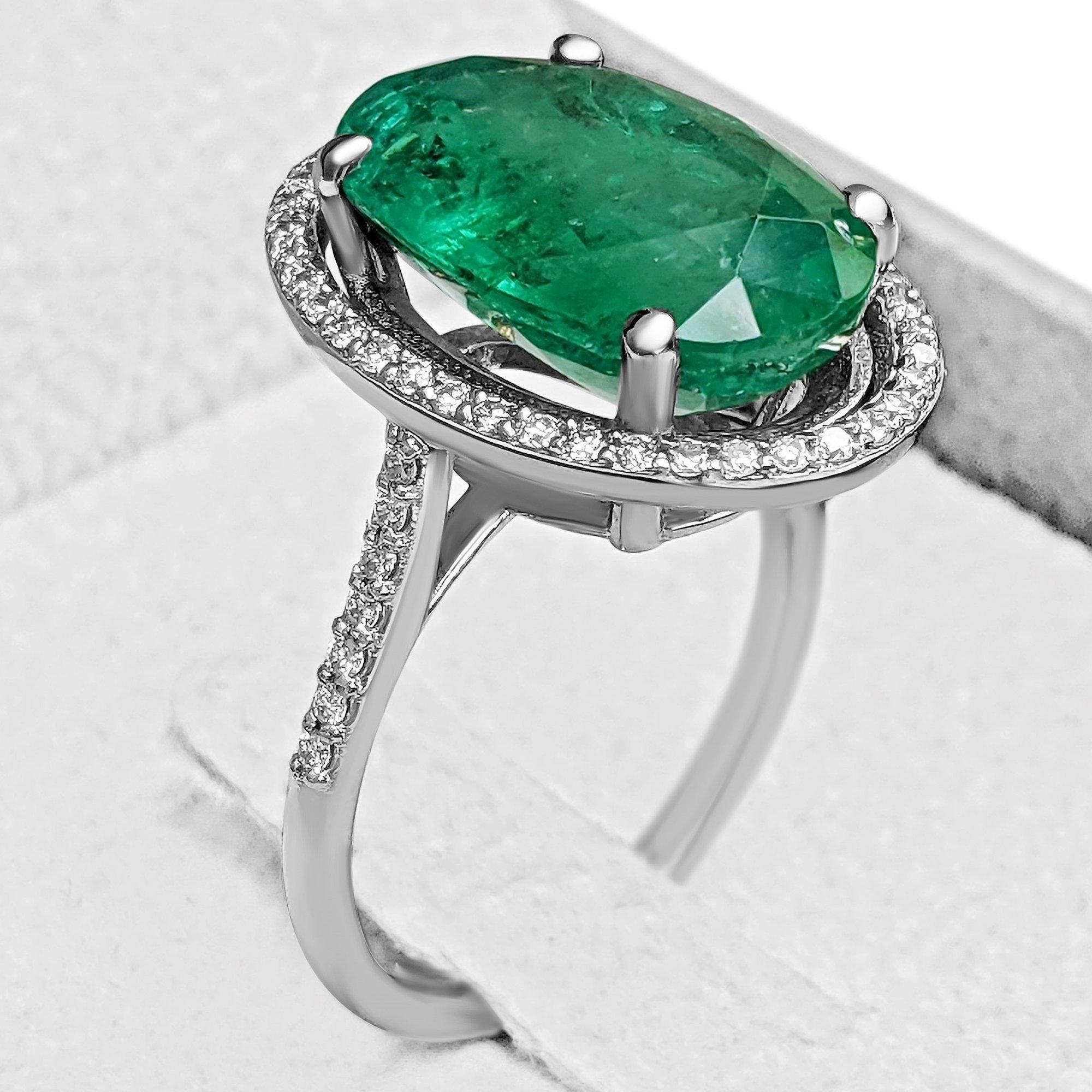7.76 Carat Natural Emerald and 0.35 Ct Diamonds, 18 Kt. White Gold, Ring In New Condition In Ramat Gan, IL