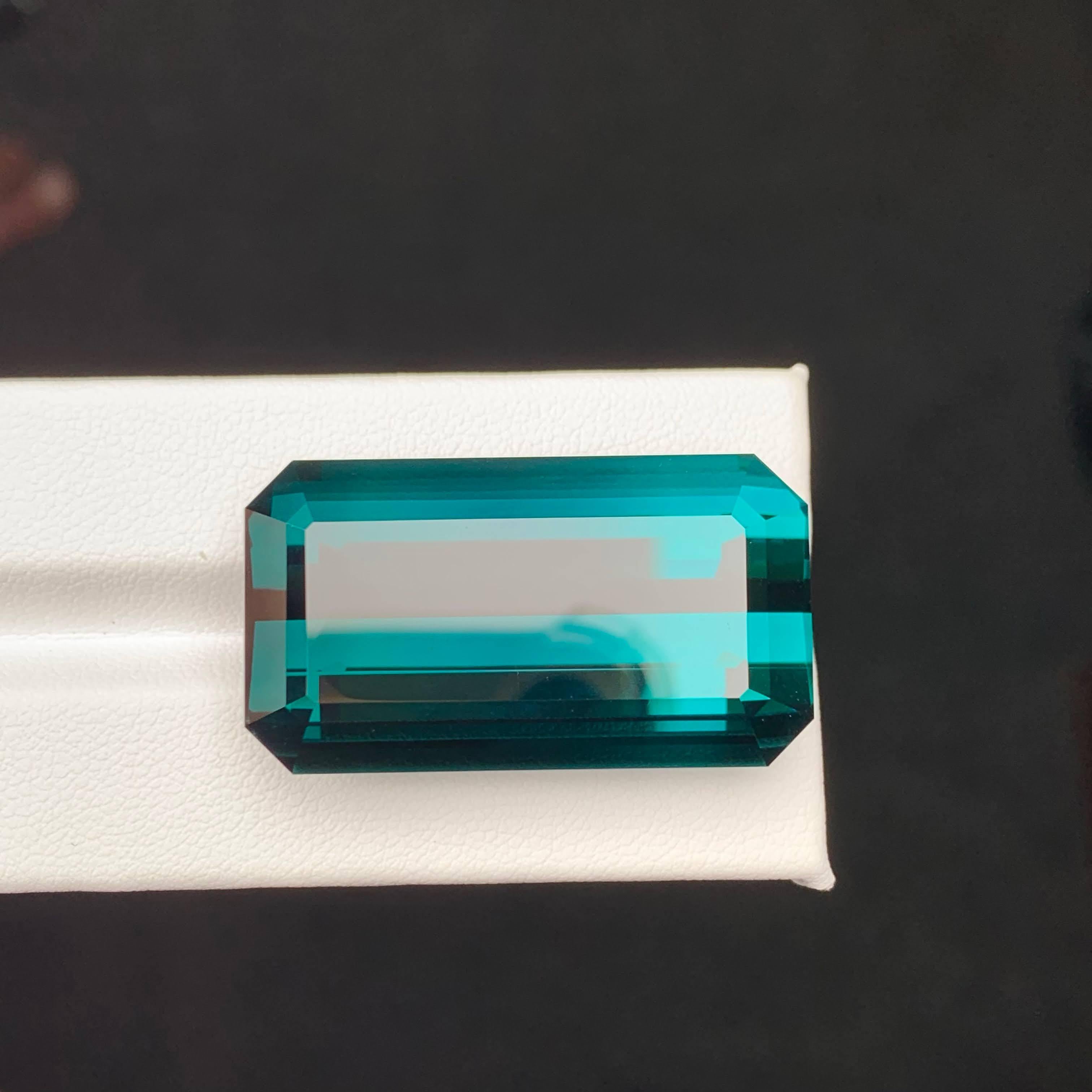Peso 77,60 carati 
Dimensioni 35,8x19,5x12,9 mm
Trattamento Nessuno 
Origine afgana 
Clarity Loup Clean 
Forma Taglio Smeraldo 




Questa magnifica tormalina blu da 77,60 carati è una pietra preziosa di eccezionale rarità e dimensione. Con il suo