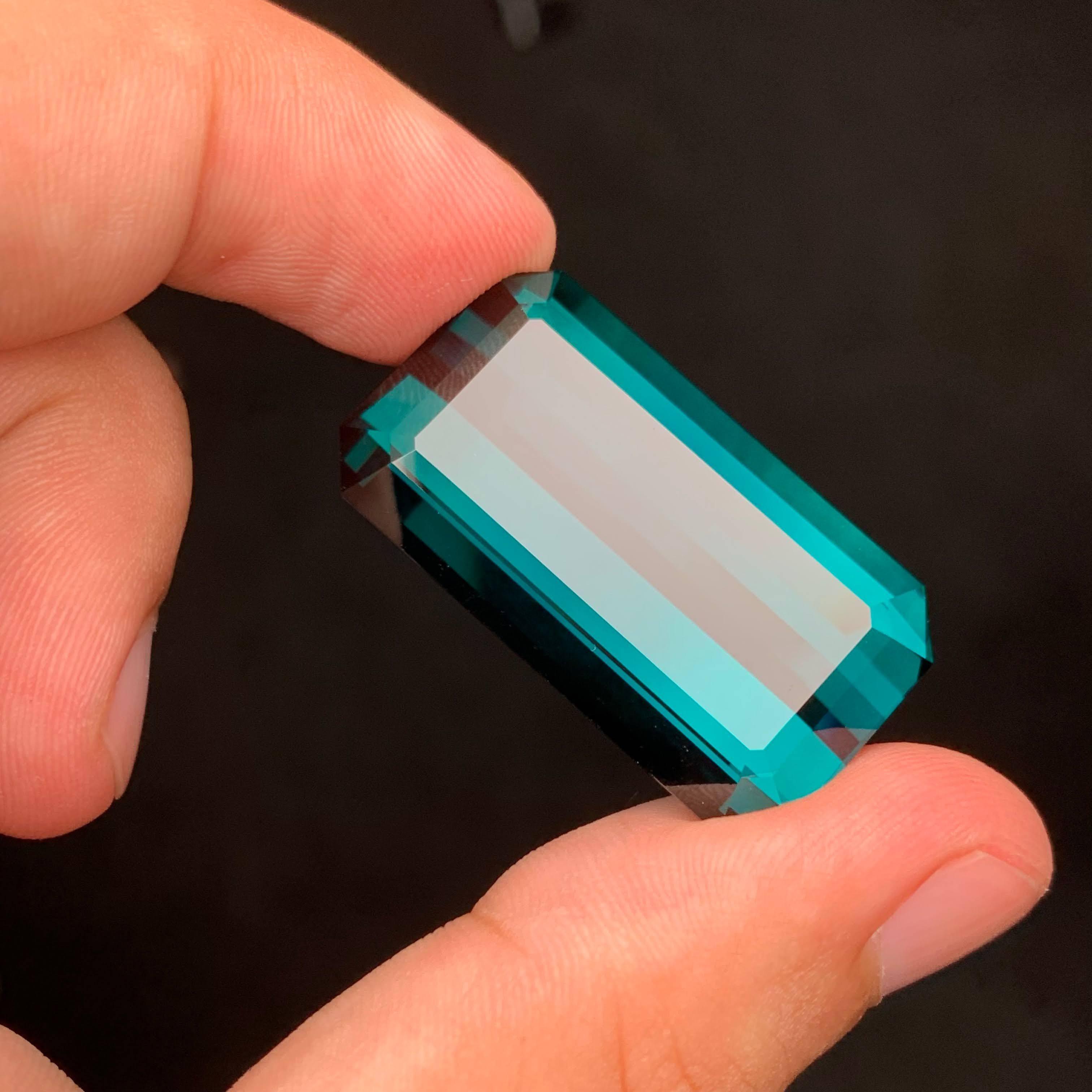 77,60 carati di tormalina blu naturale sfusa Pietra preziosa afgana dal taglio smeraldo in vendita 1
