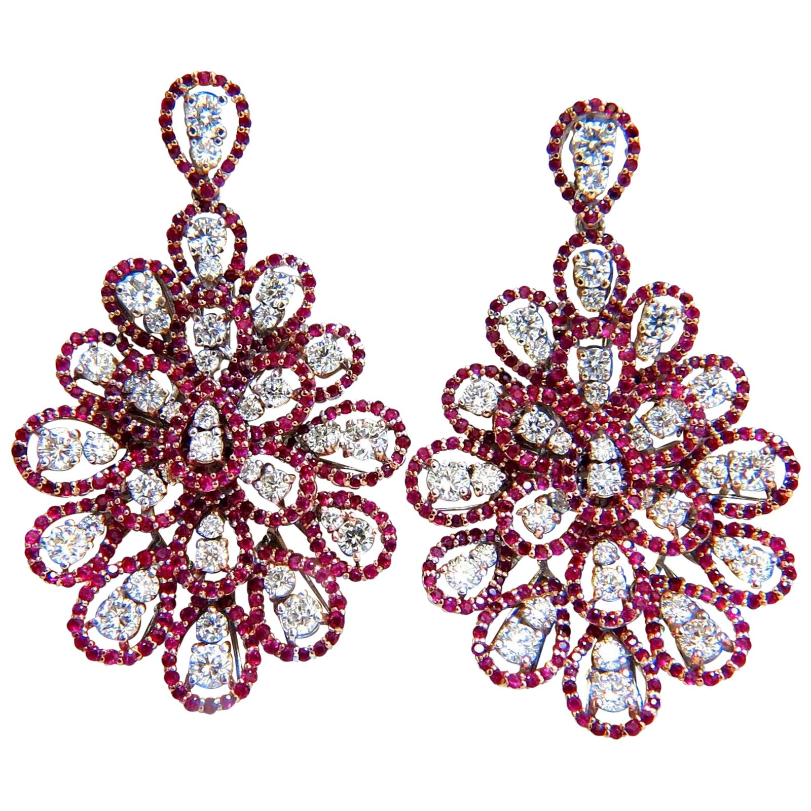 Pendientes colgantes tipo «chandelier» con racimo de rubíes naturales y diamantes de 7,76 ct, 14 kt* en venta