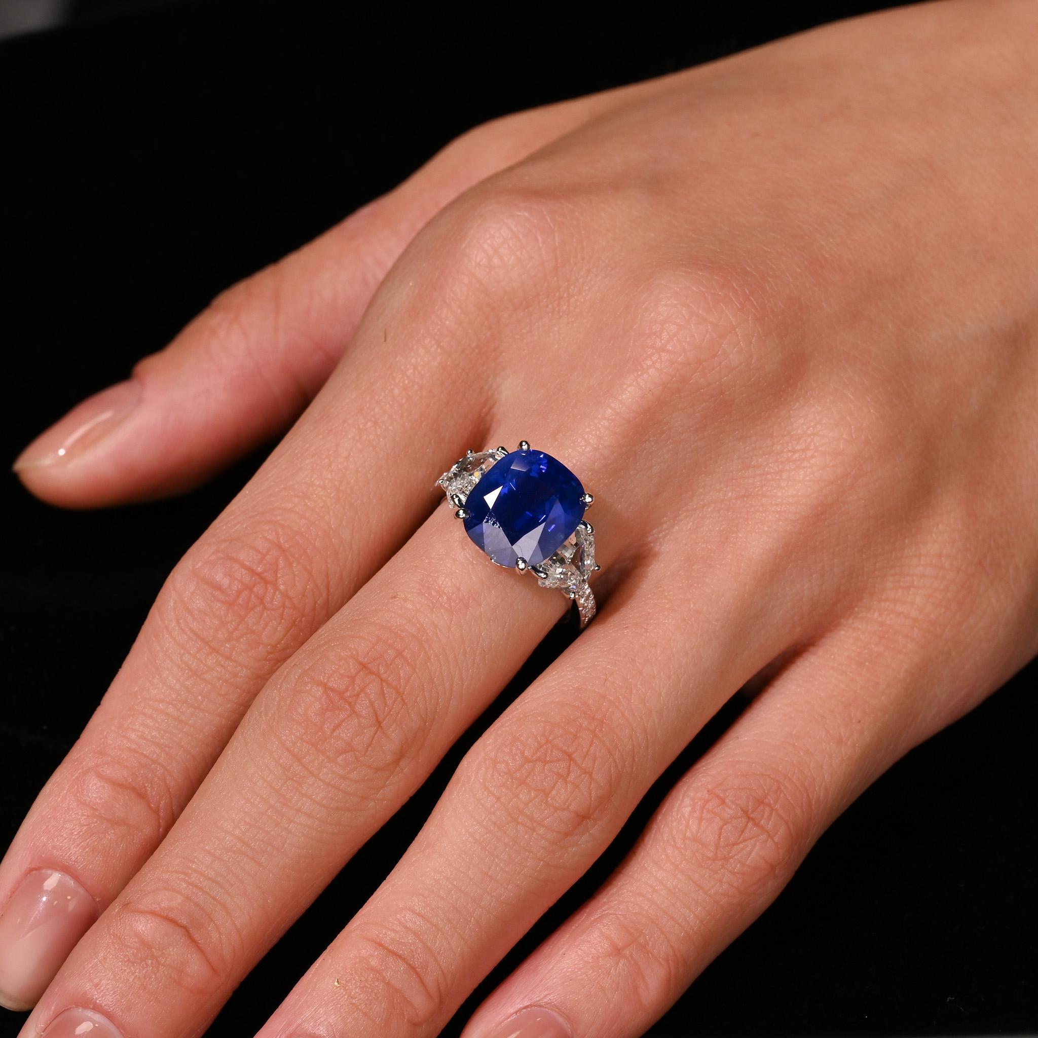 7.77 Carat Royal Blue Sapphire Ceylon No Heat Cushion Cut and Diamond 18K Ring For Sale 2