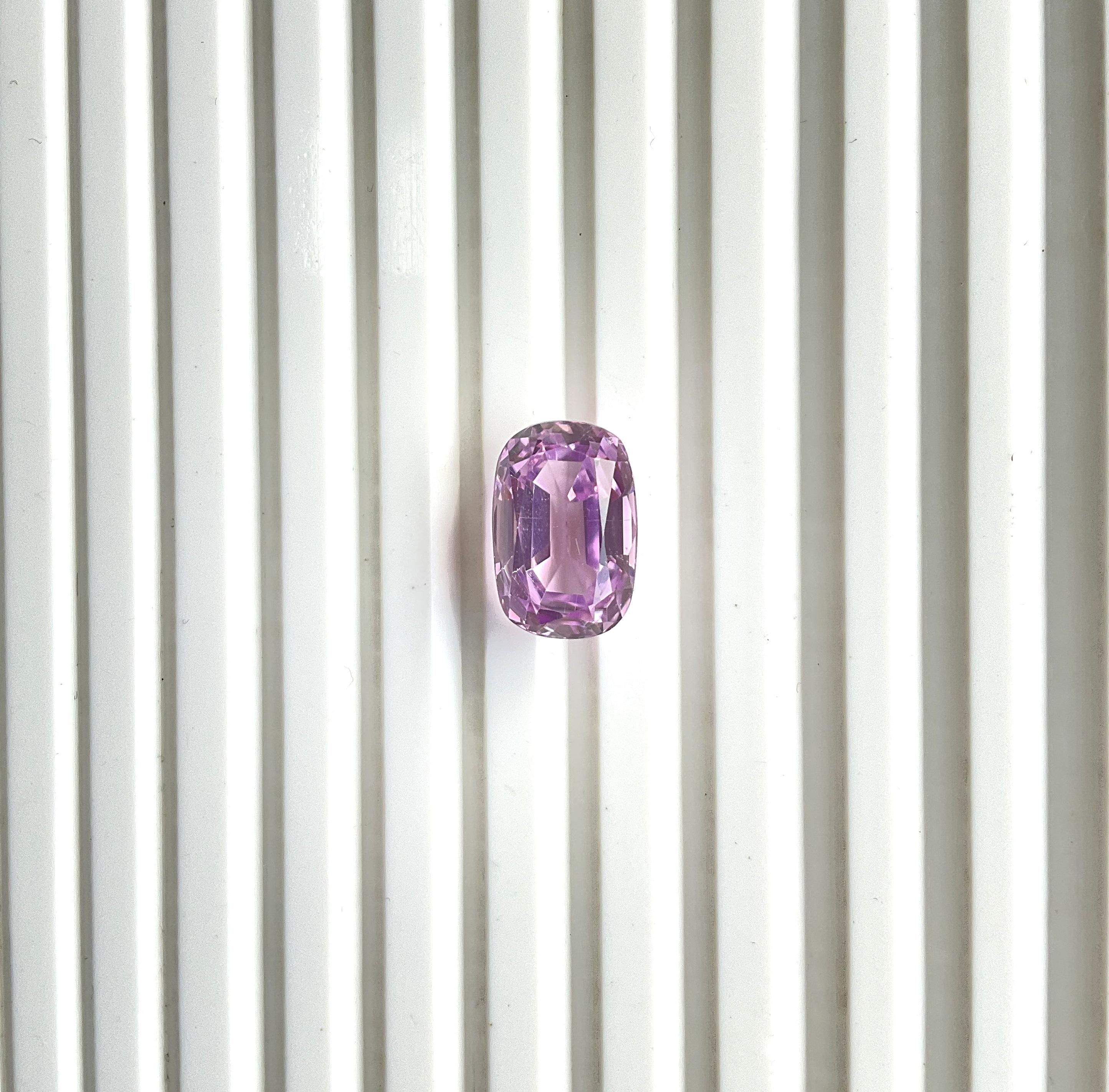 Art Deco 7.77 Carats Pink Kunzite Oval Natural Cut Stone For Fine Gem Jewellery For Sale