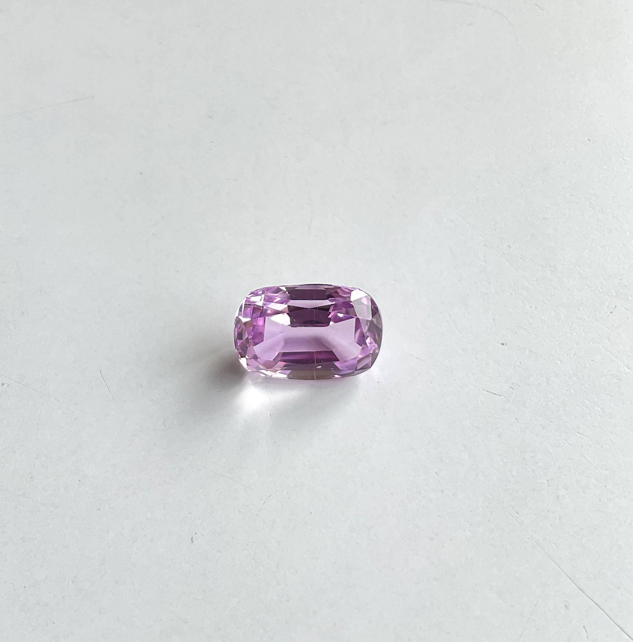 7.77 Carats Pink Kunzite Oval Natural Cut Stone For Fine Gem Jewellery In Fair Condition For Sale In Jaipur, RJ