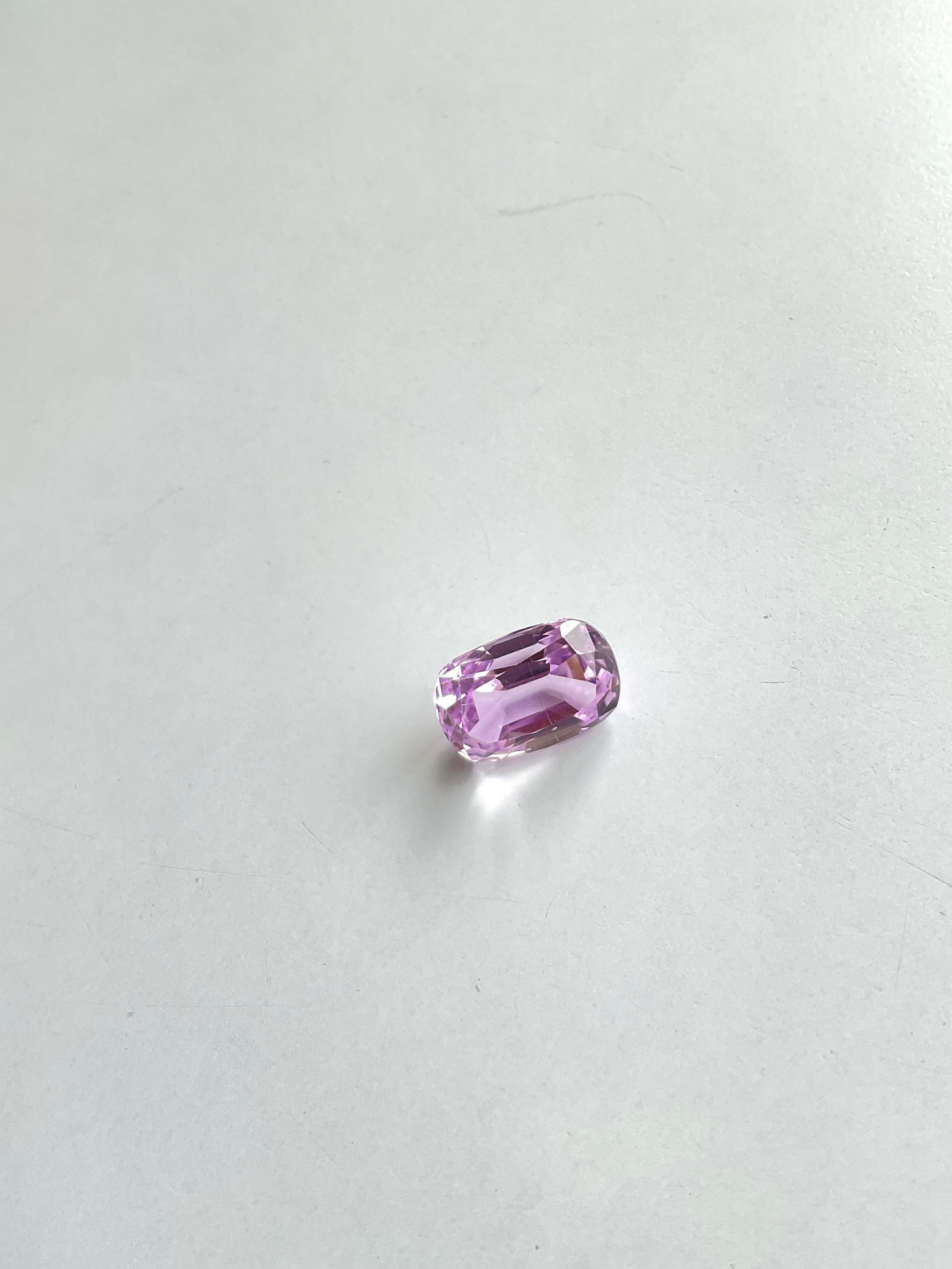 Women's or Men's 7.77 Carats Pink Kunzite Oval Natural Cut Stone For Fine Gem Jewellery For Sale