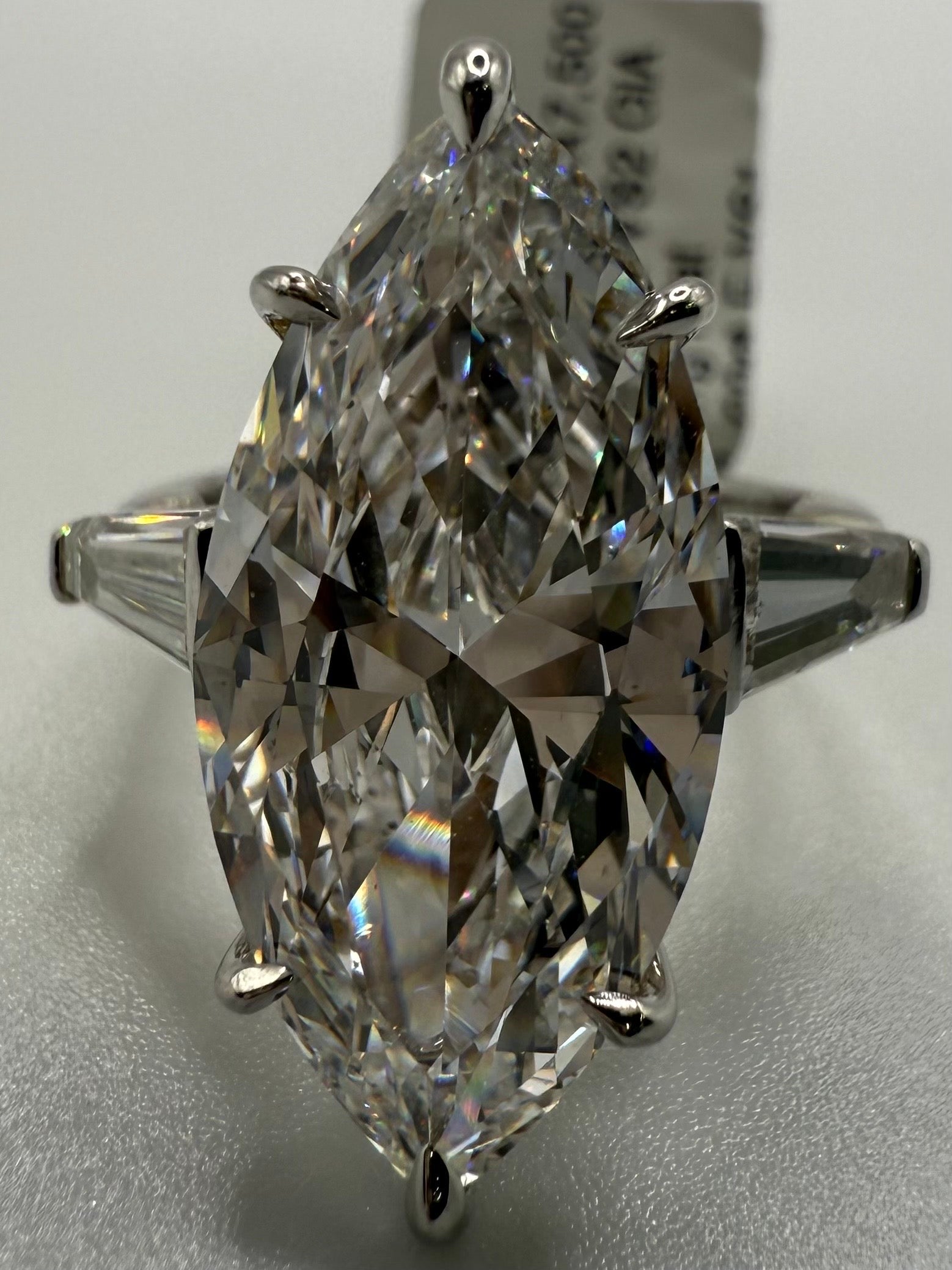 Eine von einer Art 7,77ct GIA zertifiziert E Farbe, VS2 Klarheit Diamantring in 18KT Weißgold.
Ein GIA-Zertifikat ist auf Anfrage erhältlich!

**Alle Artikel verlassen unser Haus mit einem Zertifikat auf den Namen des Käufers, Firmenpolitik! Dies