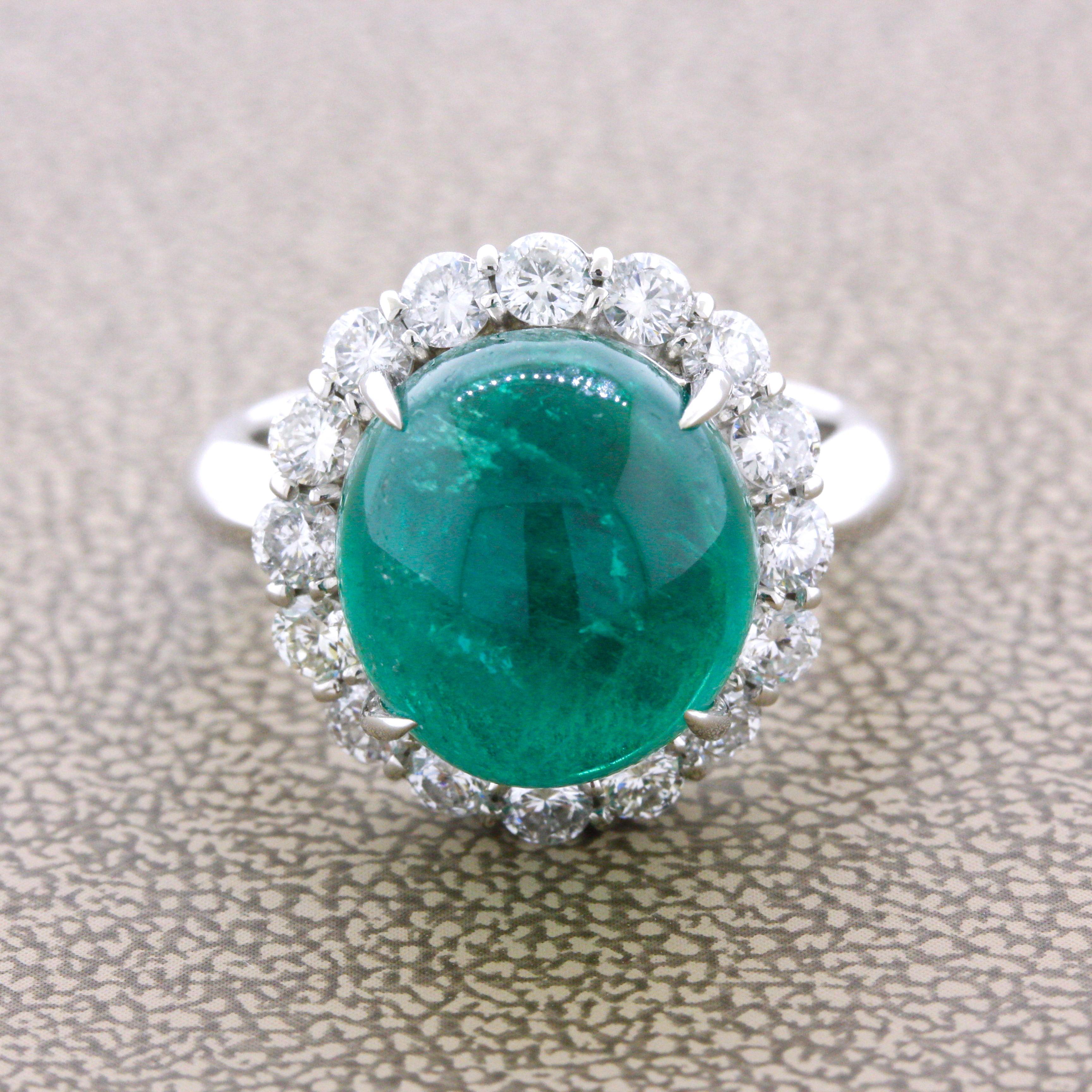 A superb emerald weighing an impressive 7.78 carats takes center stage. What makes this emerald special is its amazing color. It has a rich intense vivid green color which only the finest of emeralds possess. Adding to that, it has great brightness