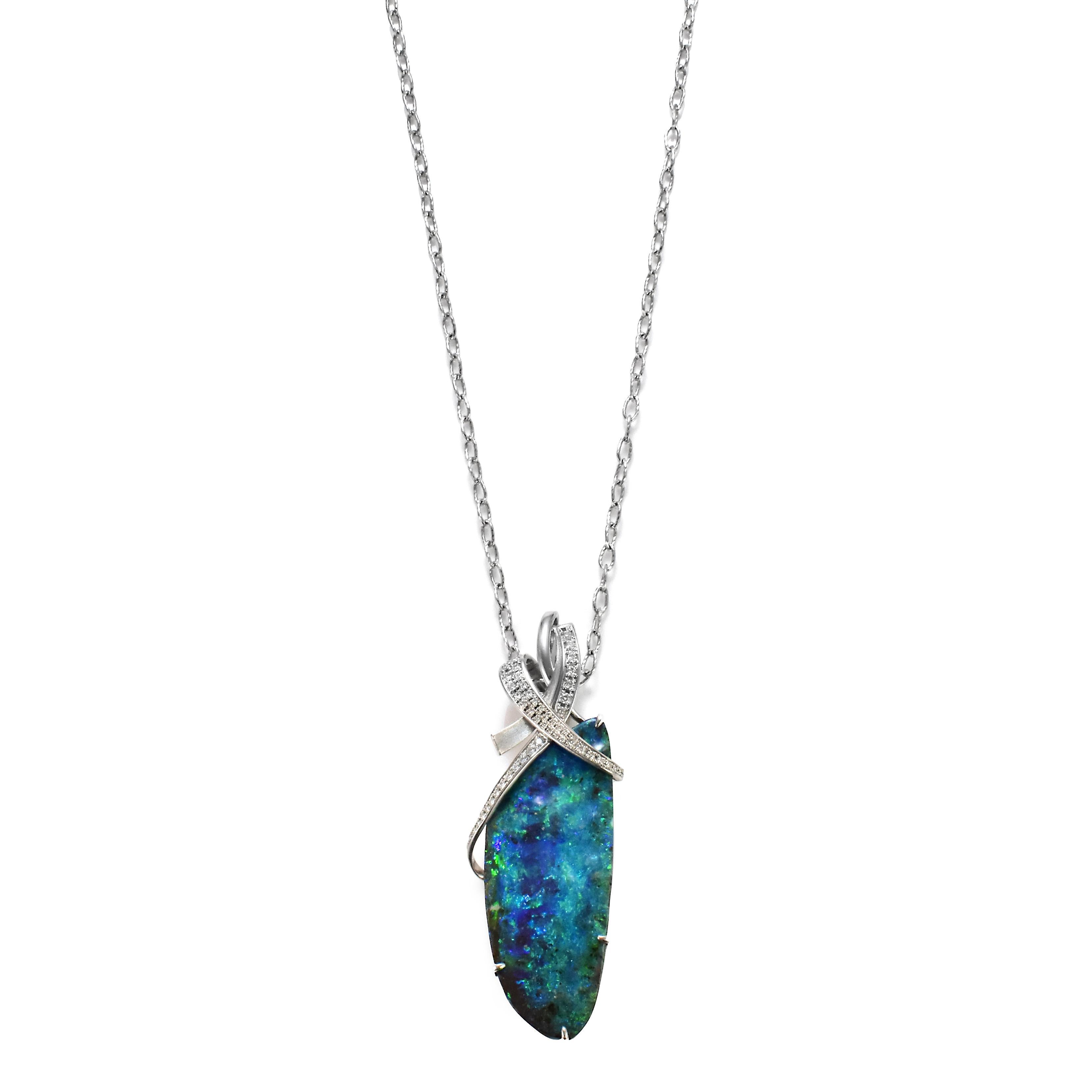 Un magnifique pendentif en platine composé d'une opale australienne Boulder de 77,80 carats et de diamants de 0,82 carat. L'Opale présente un très bon jeu de couleurs ! Les opales sont connues pour présenter des éclats de couleurs de l'arc-en-ciel,