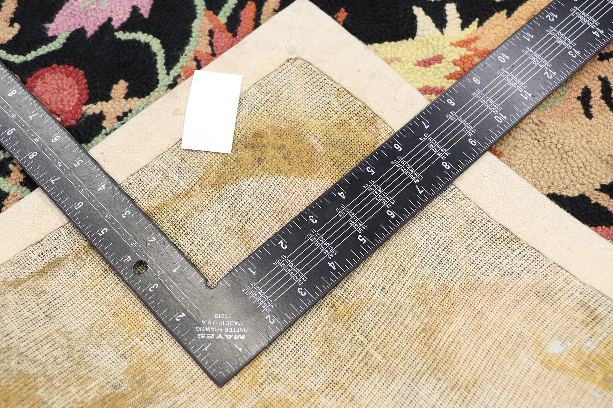 20ième siècle Paire de tapis vintage au crochet en forme de coq assortis en vente