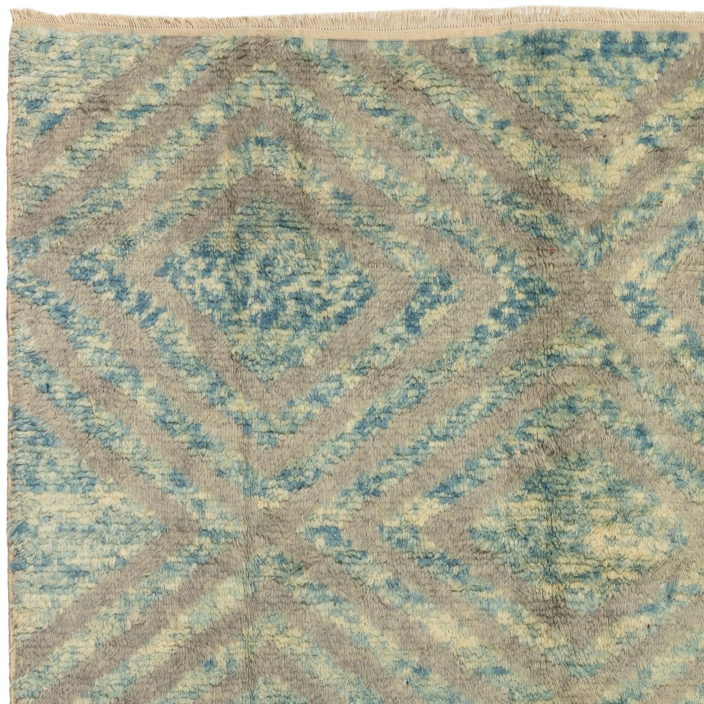 Größe: 7.7 x 10.2 Ft

Ein moderner, handgeknüpfter Teppich im marokkanischen Stil aus 100% pflanzengefärbter, weicher, glänzender Lammwolle in den Farben Blau, Beige und Grau. Der weiche, bequeme, mittelhohe Flor ist ideal für Familien mit Kindern