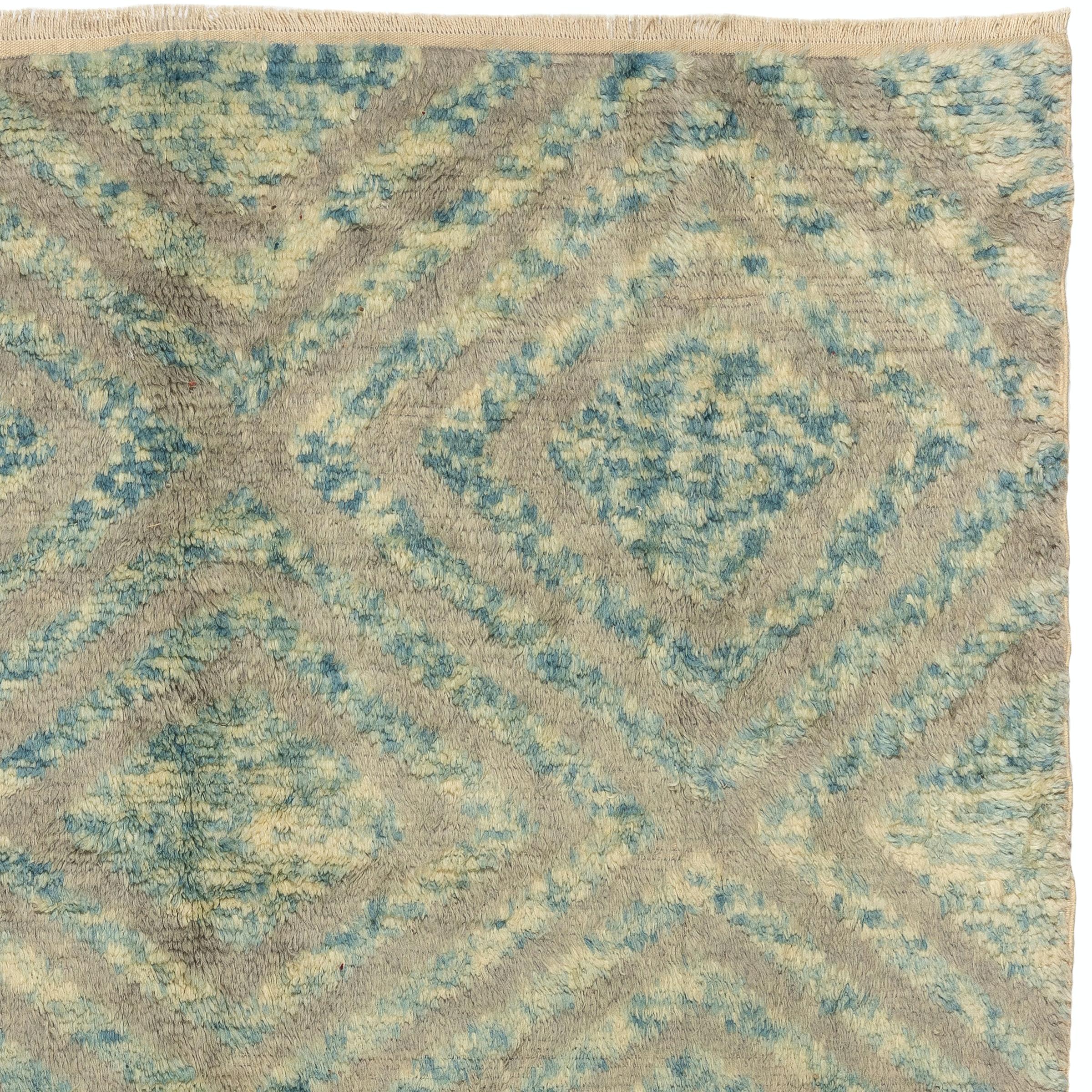 7.7x10.2 Ft maßgefertigter handgeknüpfter Teppich „Tulu“ in Blau, Grau & Beige, 100 % Wolle (Handgeknüpft) im Angebot