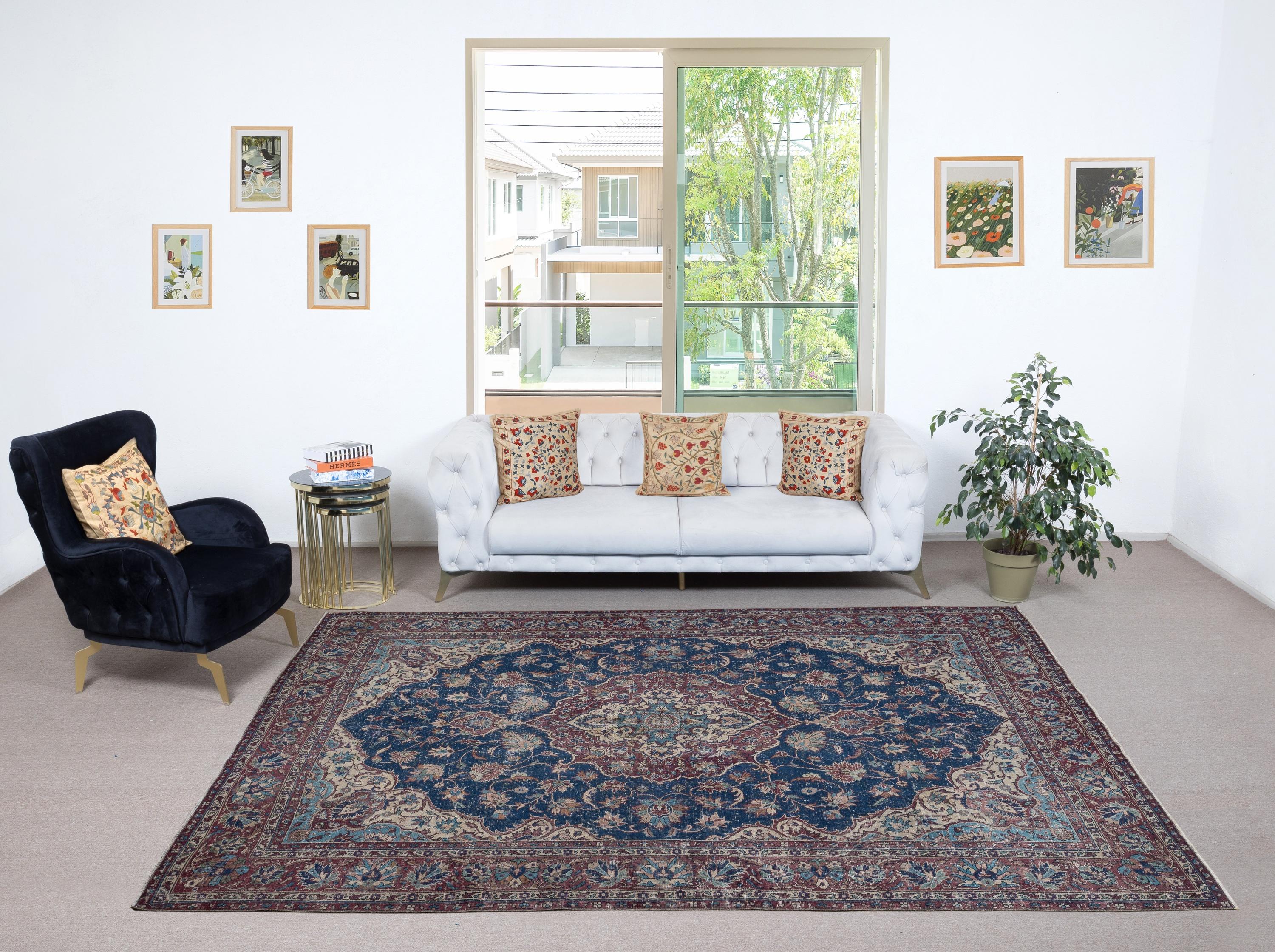 Infusez dans votre intérieur la beauté intemporelle de ce tapis turc vintage traditionnel, un chef-d'œuvre noué à la main et fabriqué à partir d'un luxueux mélange de laine et de coton. Tissé par des artisans qualifiés selon des techniques