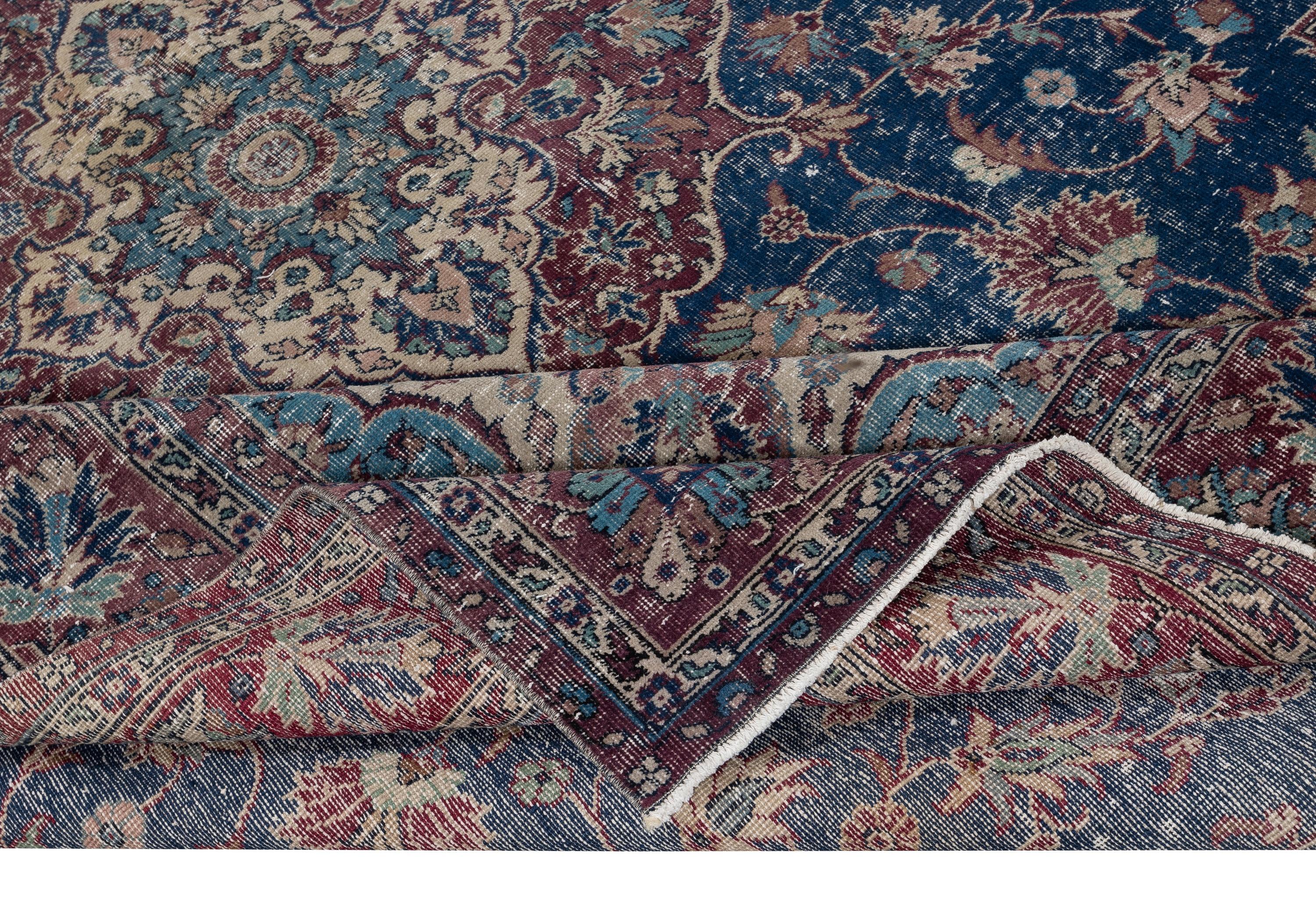 Rustique 7.7x10.7 Ft Traditional Vintage Handmade Turkish Area Rug with Medallion Design (Tapis turc traditionnel fait à la main avec des médaillons) en vente