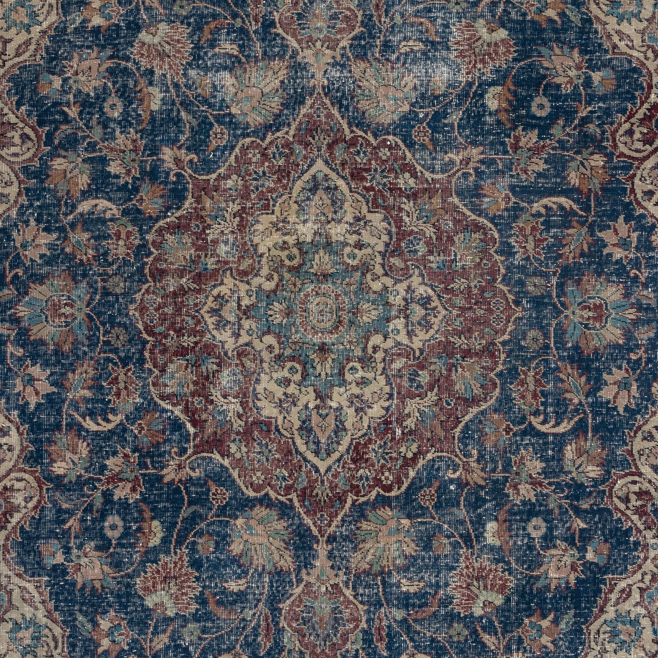 Turc 7.7x10.7 Ft Traditional Vintage Handmade Turkish Area Rug with Medallion Design (Tapis turc traditionnel fait à la main avec des médaillons) en vente