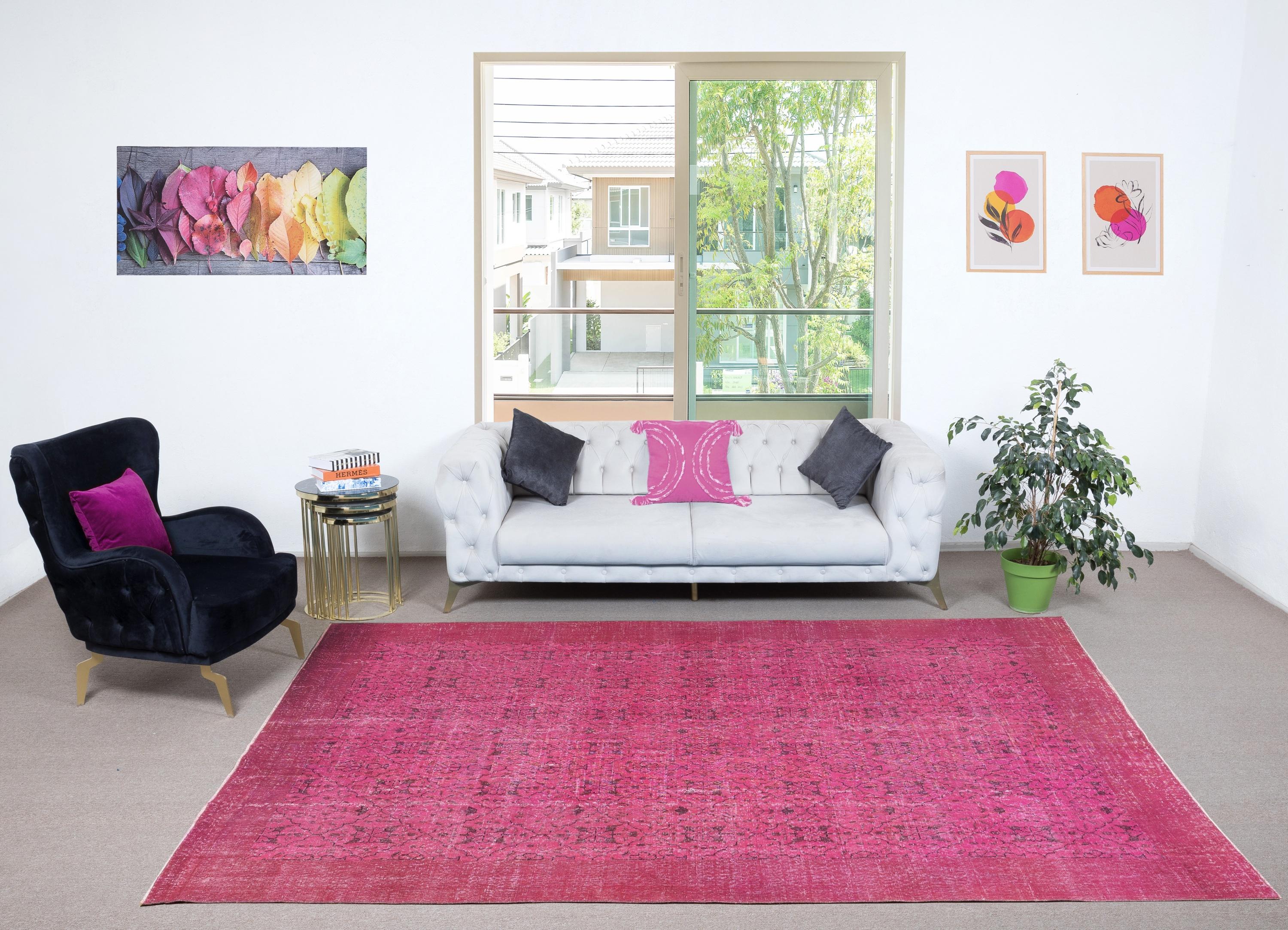 Unsere gefärbten Teppiche sind allesamt handgeknüpfte türkische Vintage-Teppiche, die in unserer Werkstatt sorgfältig restauriert und neu gestaltet wurden, damit sie zu einer breiten Palette von Einrichtungsstilen passen - von modern und