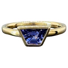 Bague en or jaune 14k et saphir indigo/pourpre serti d'un chaton de 0,78 carat par G&GS