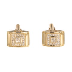 Gemelos rectangulares abovedados de oro amarillo con halo de diamantes de .78 quilates