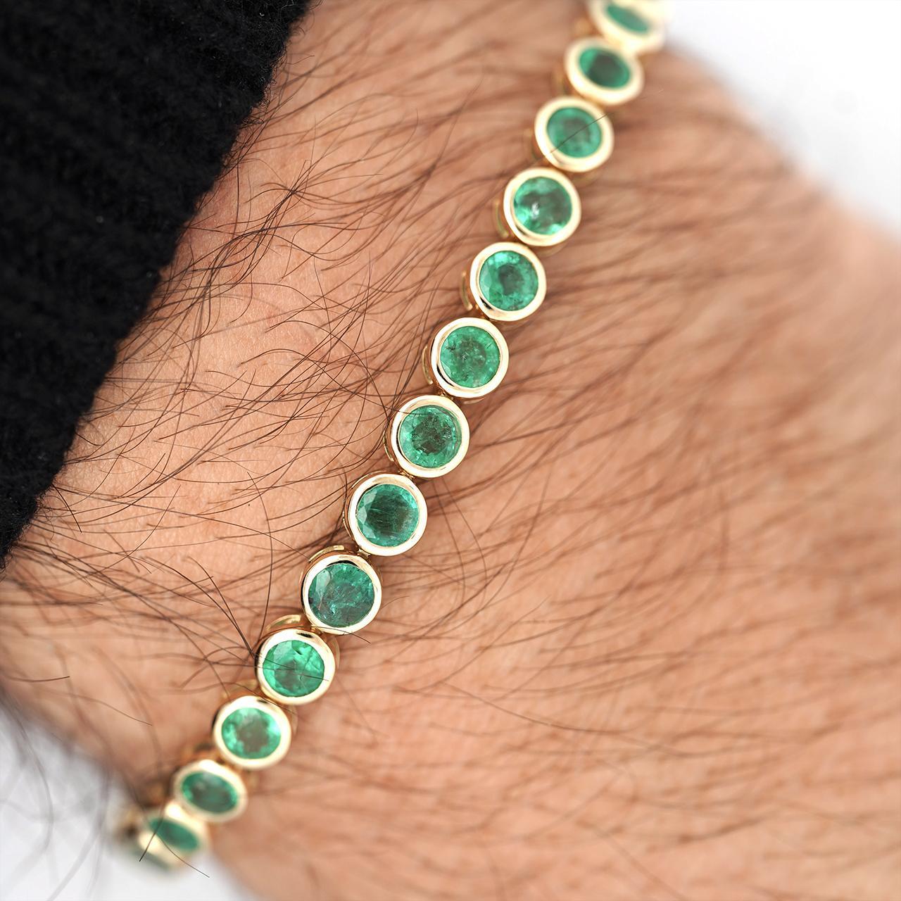Bracelet de tennis en or jaune 14 carats comprenant 35 émeraudes naturelles rondes serties pour un total de 7,80 carats, d'un vert éclatant, avec un fermoir en forme de boîte. Chaque émeraude de 5 mm est encadrée individuellement dans des chatons en